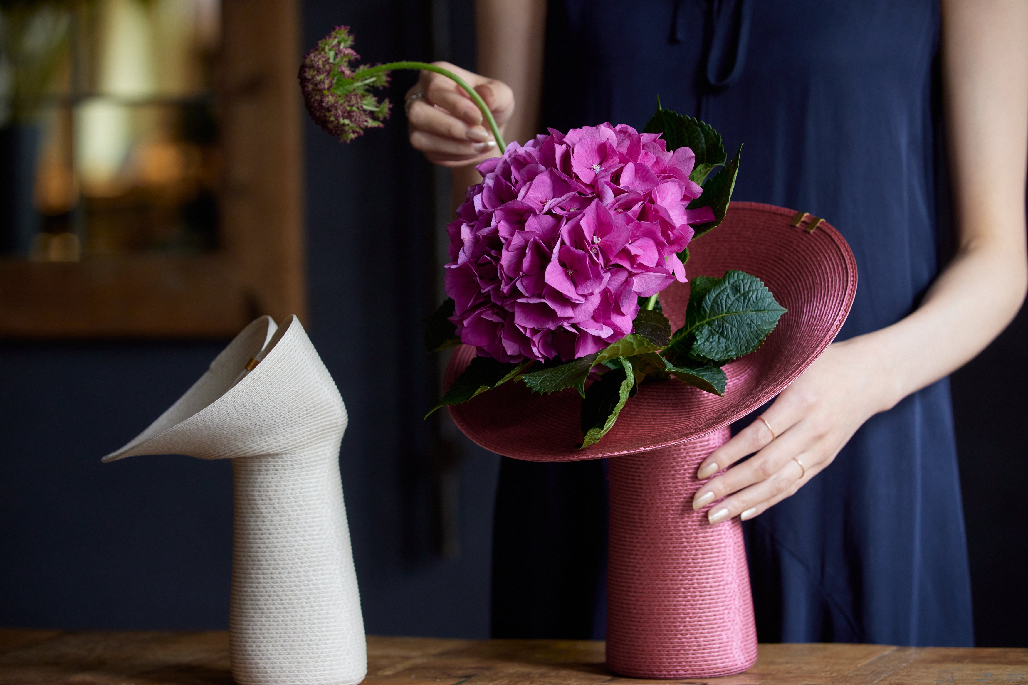 まるで帽子のような佇まい。花を飾る行為が、アートに触れる体験に