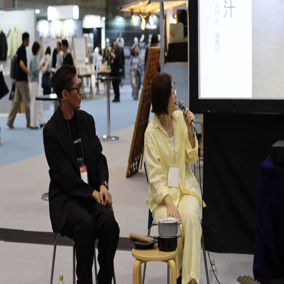 有賀さん スープ鍋を持つ