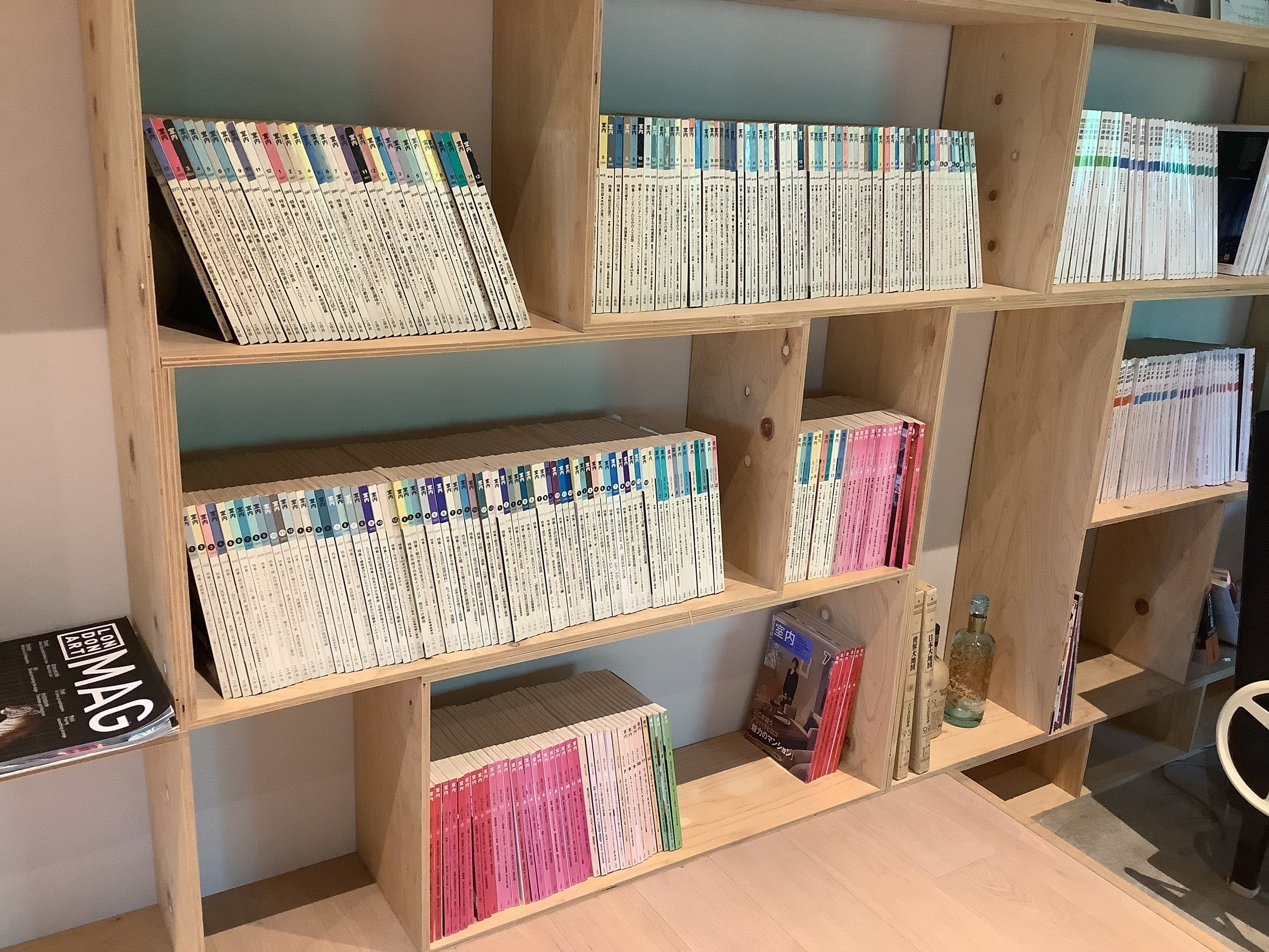 ミニライブラリーに『室内』のバックナンバーを取り揃えています