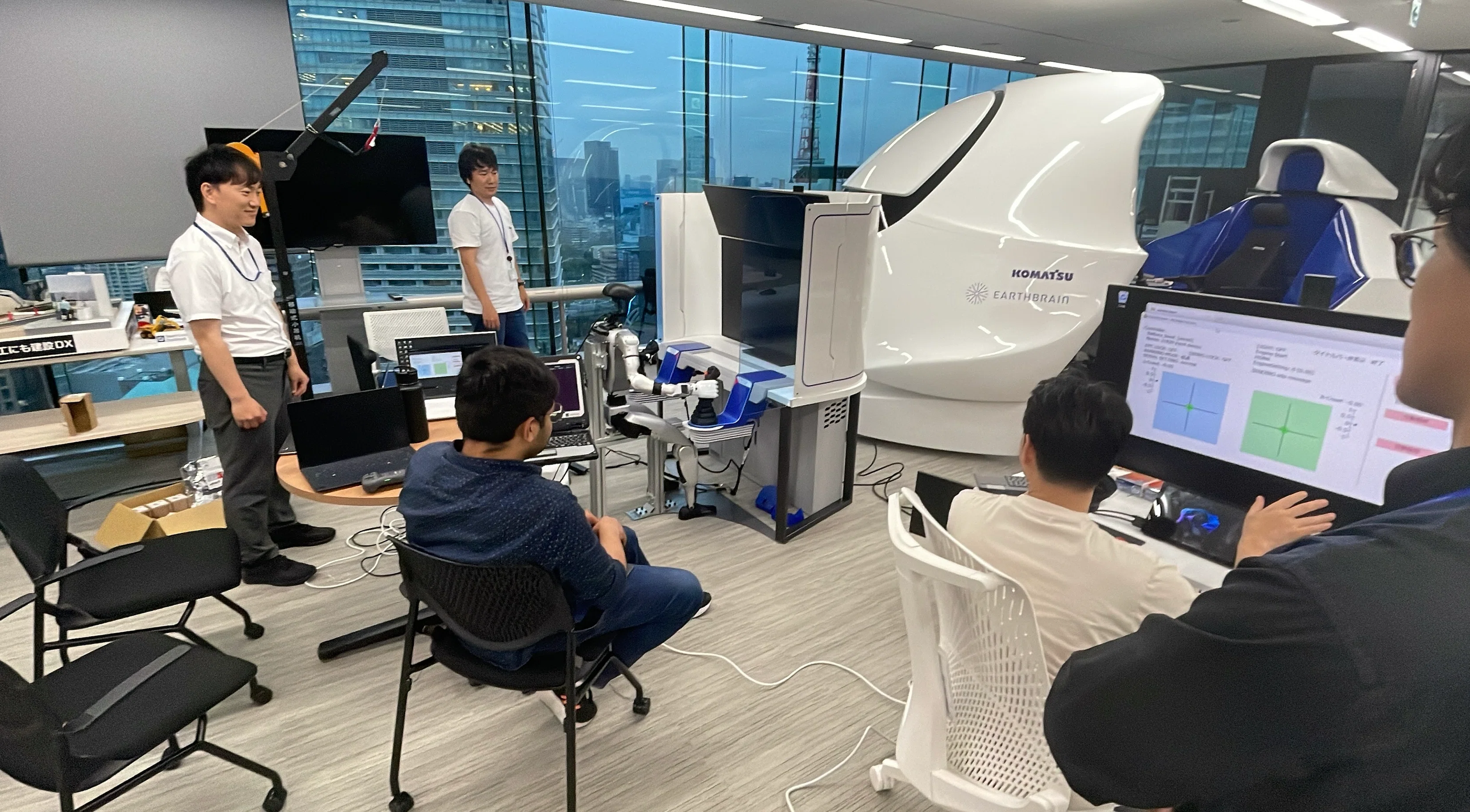 建設機械を“遠隔で動かす”未来を、少人数の開発チームが実現している話