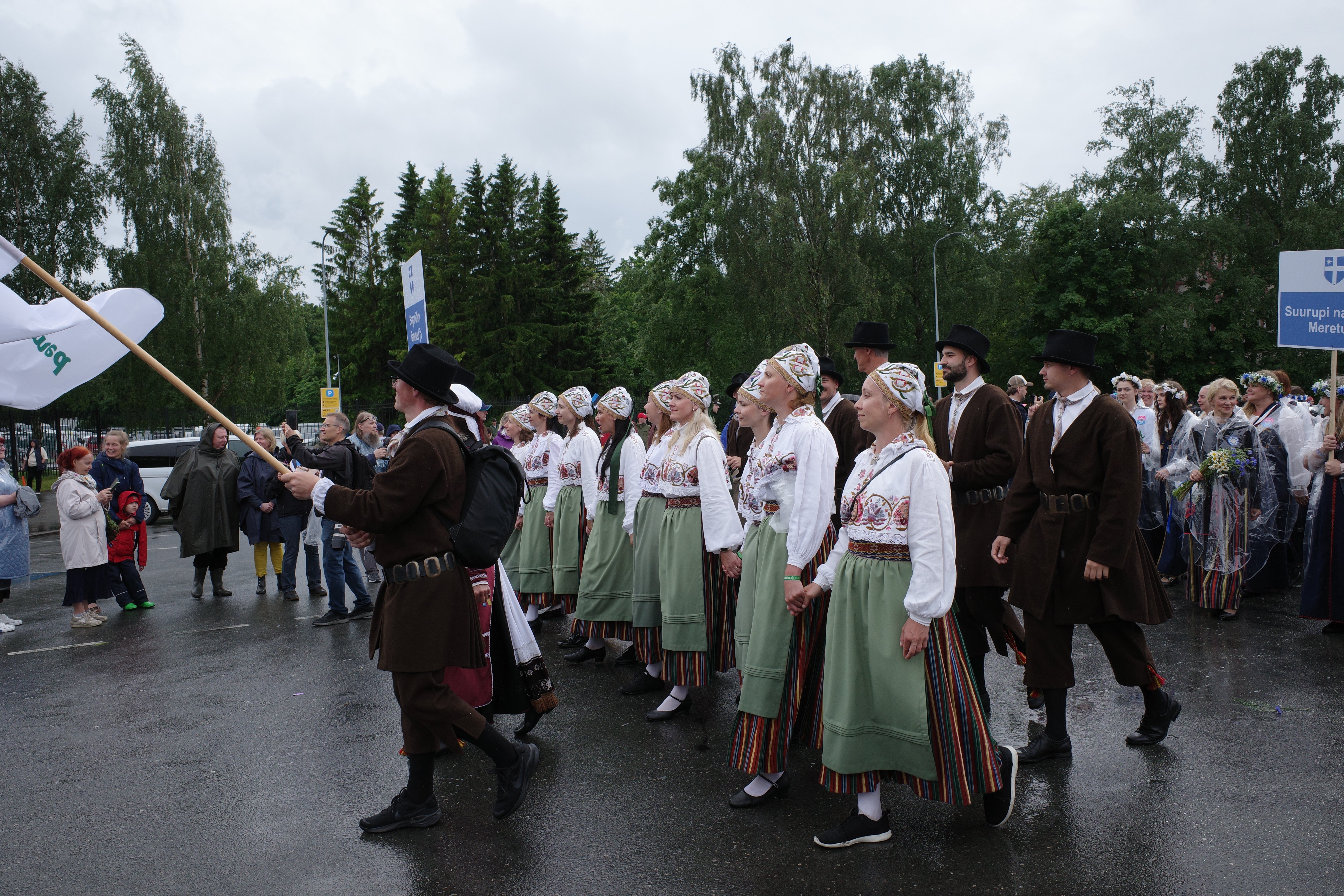 エストニア、5年に1度の歌と踊りの祭典そしてCurly Strings