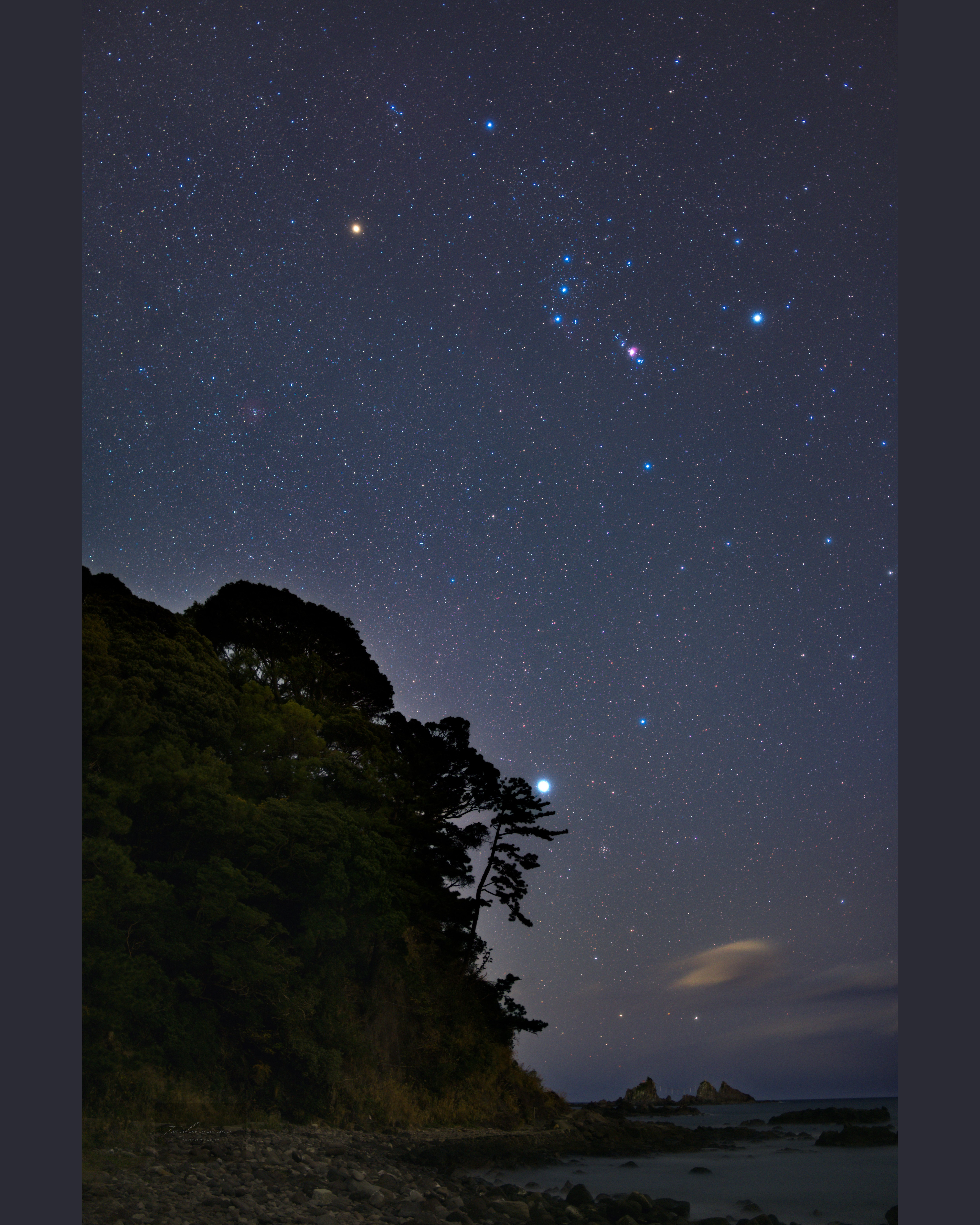 三ツ石に昇る天の川｜TADACAN photo