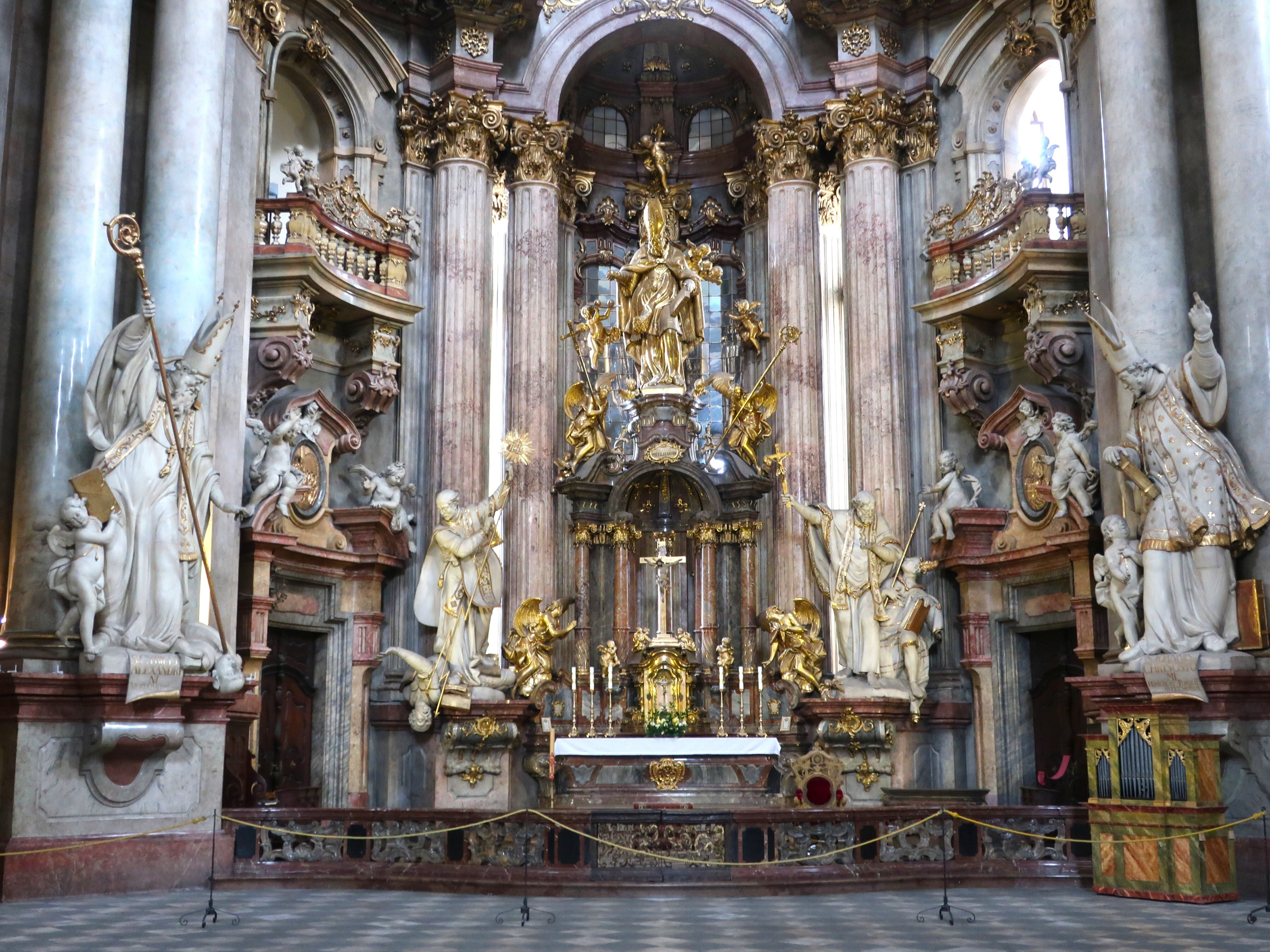 ゴシック、バロック建築の違いは？プラハの教会から見る違いとその