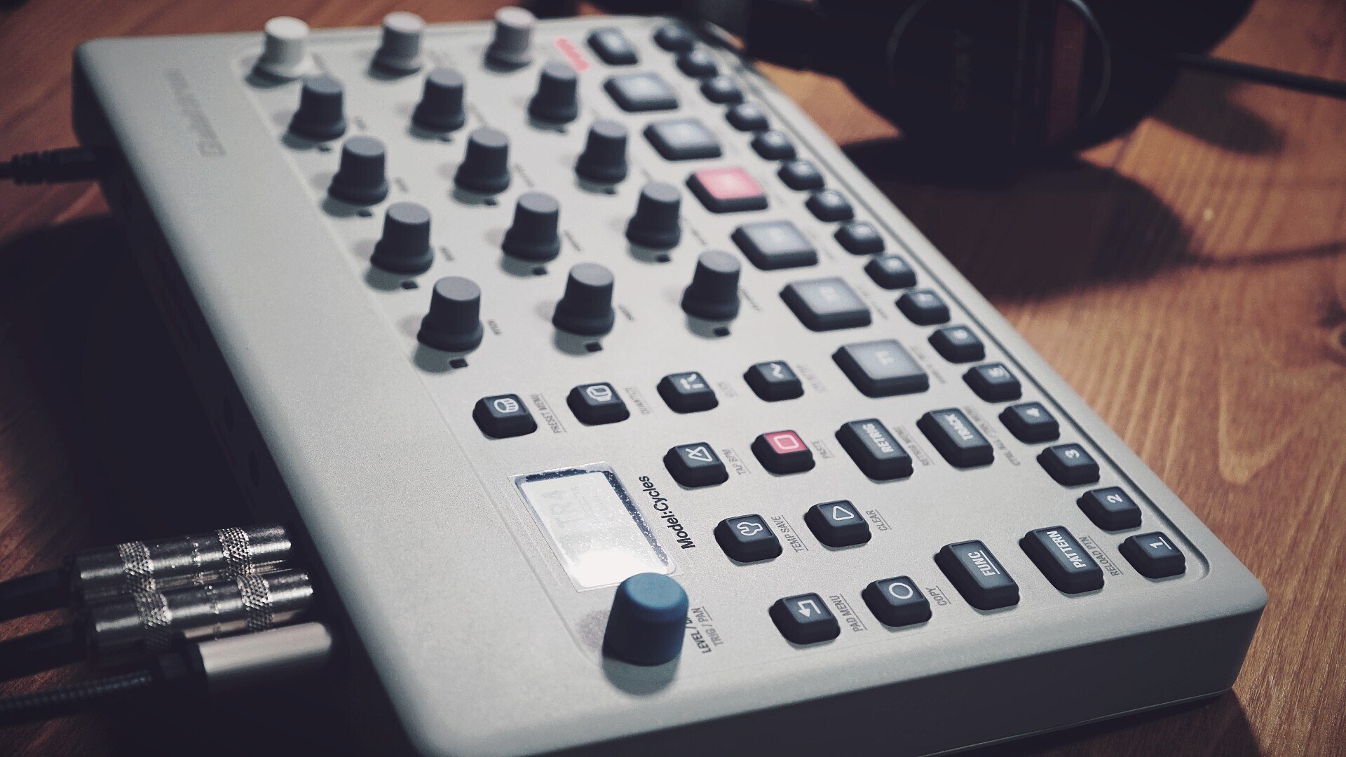 Elektron Model:Cycles [美品]FMシンセ・グルーヴボックス Amazon.com: Elektron Model:Cycles 6-Track FM Based Groove