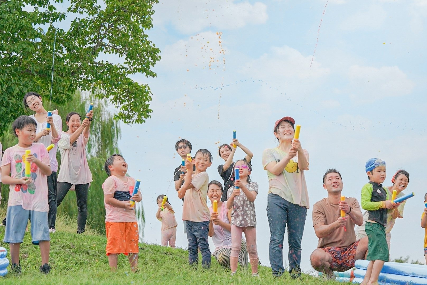 公園の子供たち 水彩画 額装済み リベンジだー！COLORFUL WATER FESTIVAL 2025与野公園☆｜Amica