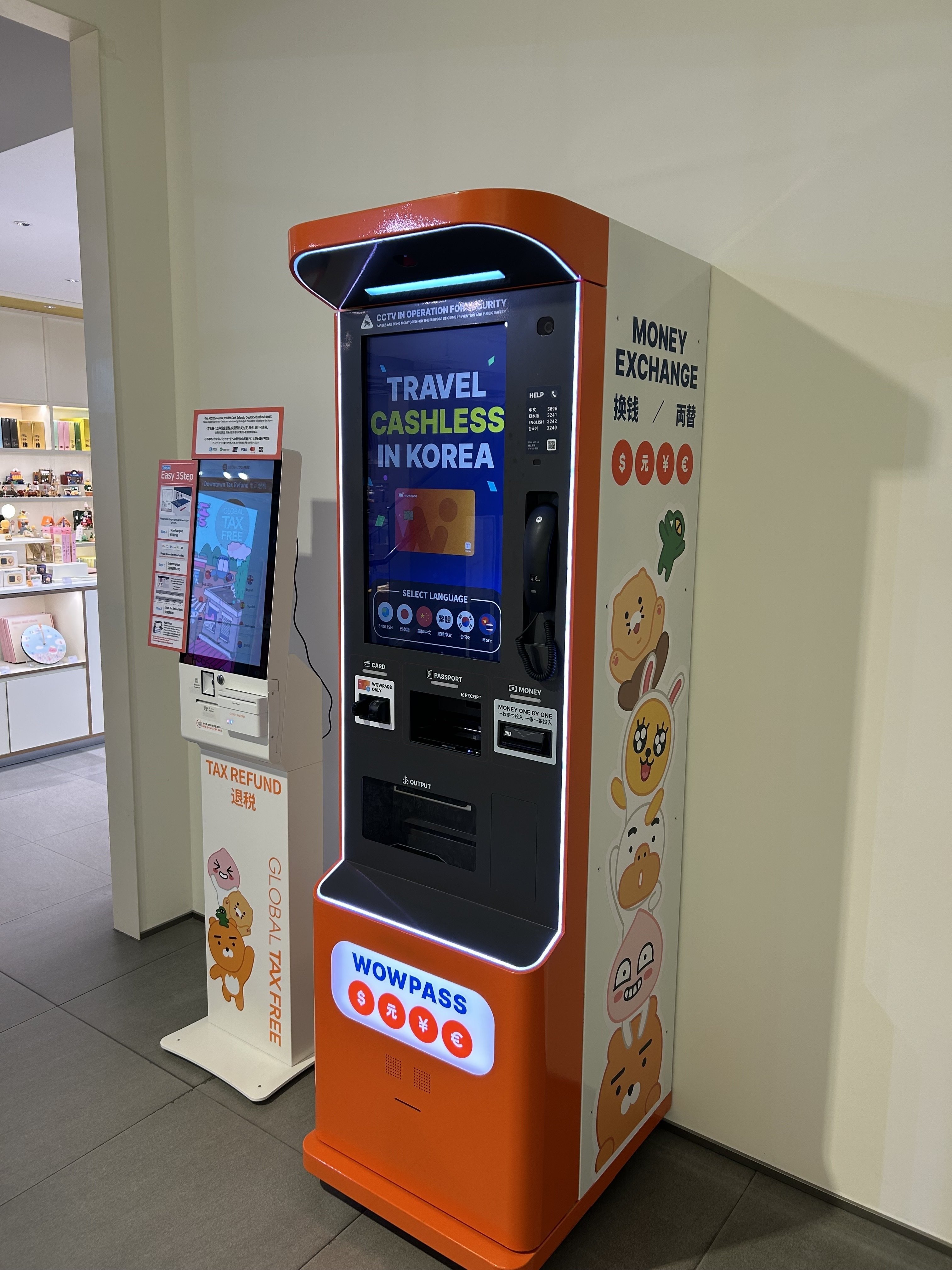 空港や街中で見かける「WOWPASS機械」って何？できること＆種類