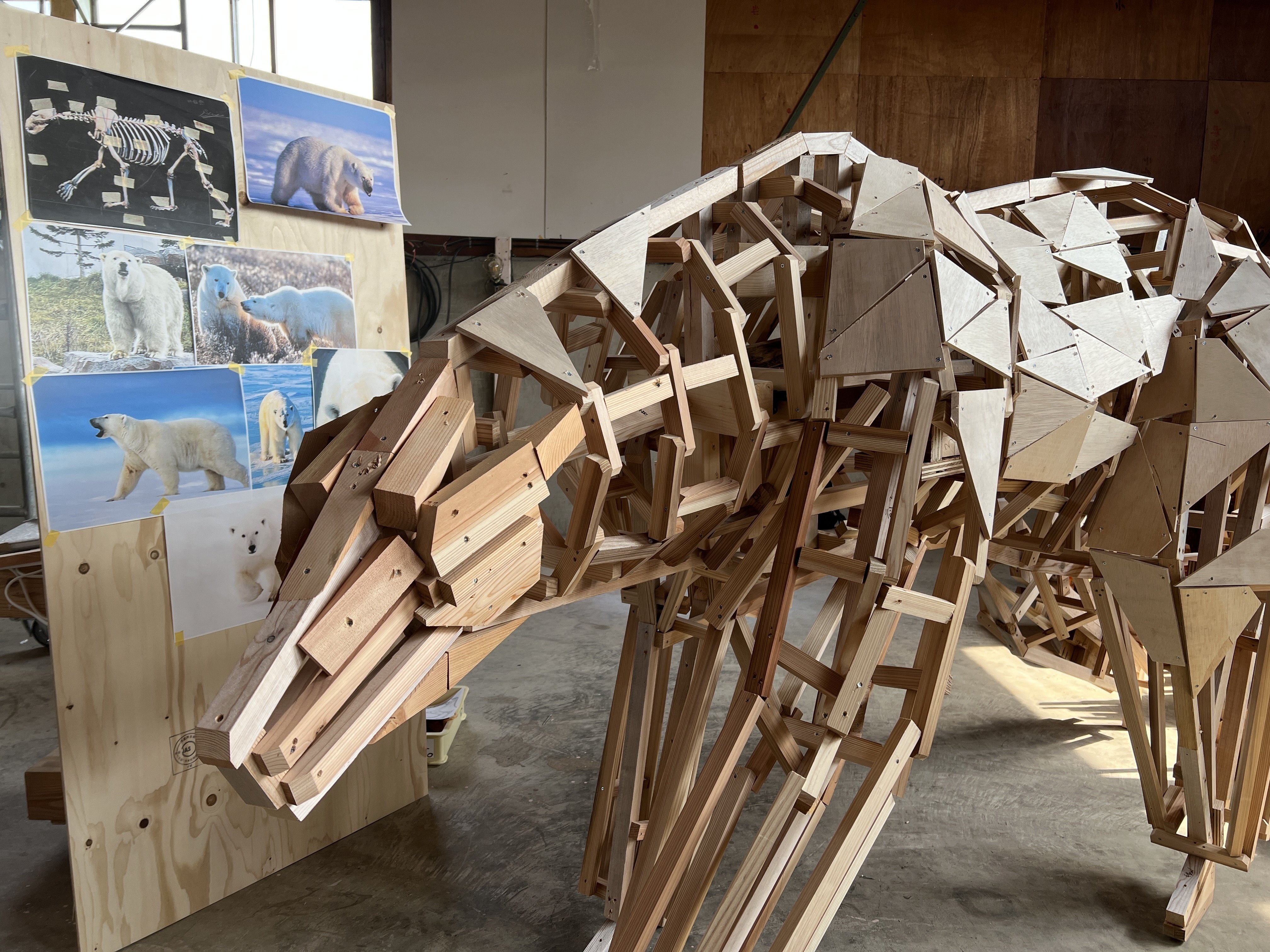 廃材再生師・加治聖哉さんによる、ECDの廃材彫刻。｜ECD｜地球中心