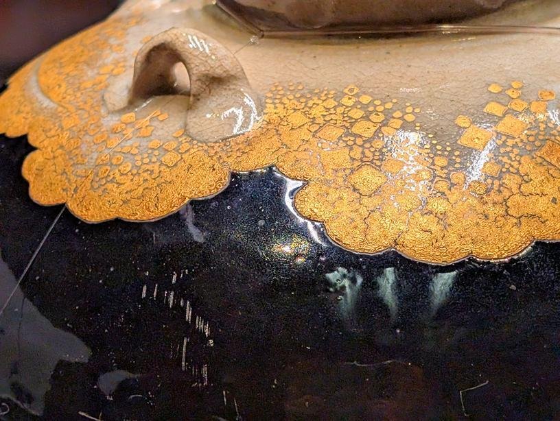 美しい古美術◾️蔵からかなり美しい黒い釉薬の天目平茶碗が出てきました。 美しい古美術蔵からかなり美しい黒い釉薬の天目平茶碗が出てき