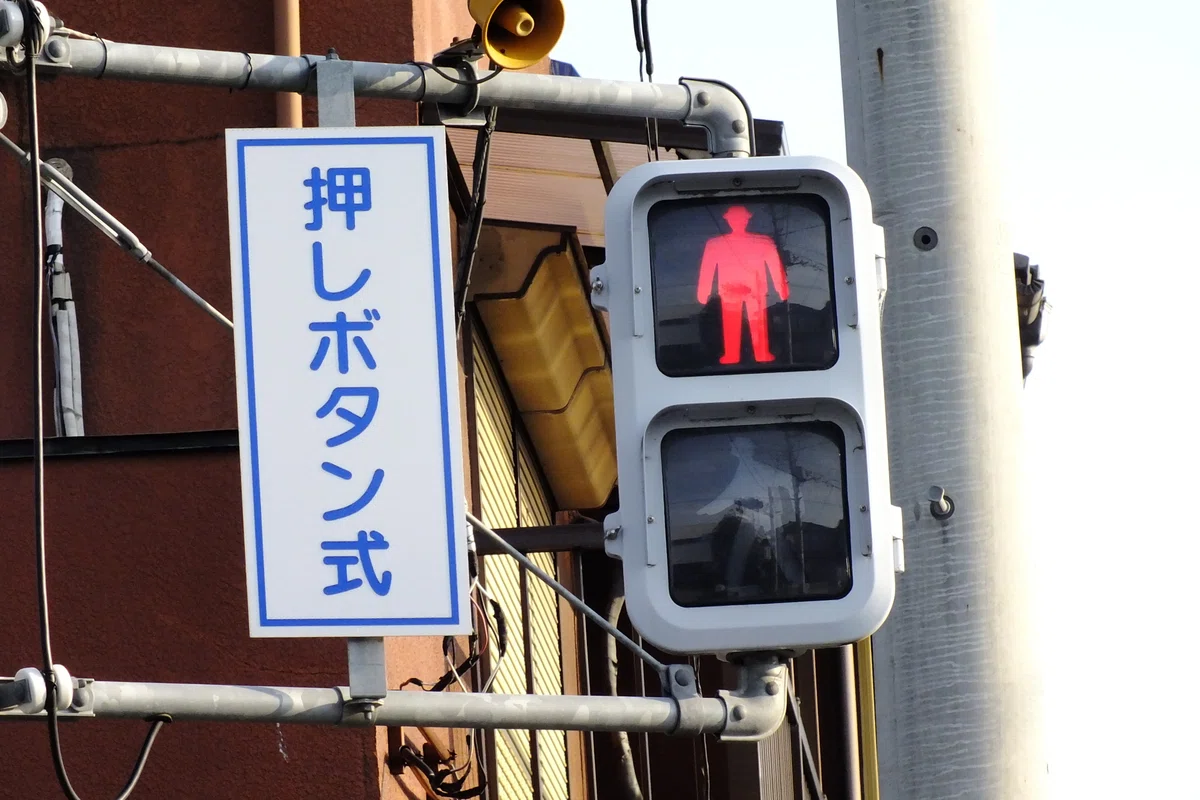 【伊勢崎-440】伊勢崎市境萩原にある製造年ステッカーが無い日信2代目薄型面拡散ユニットと2017年製造の信号電材薄型面拡散ユニット歩灯｜光山 ...