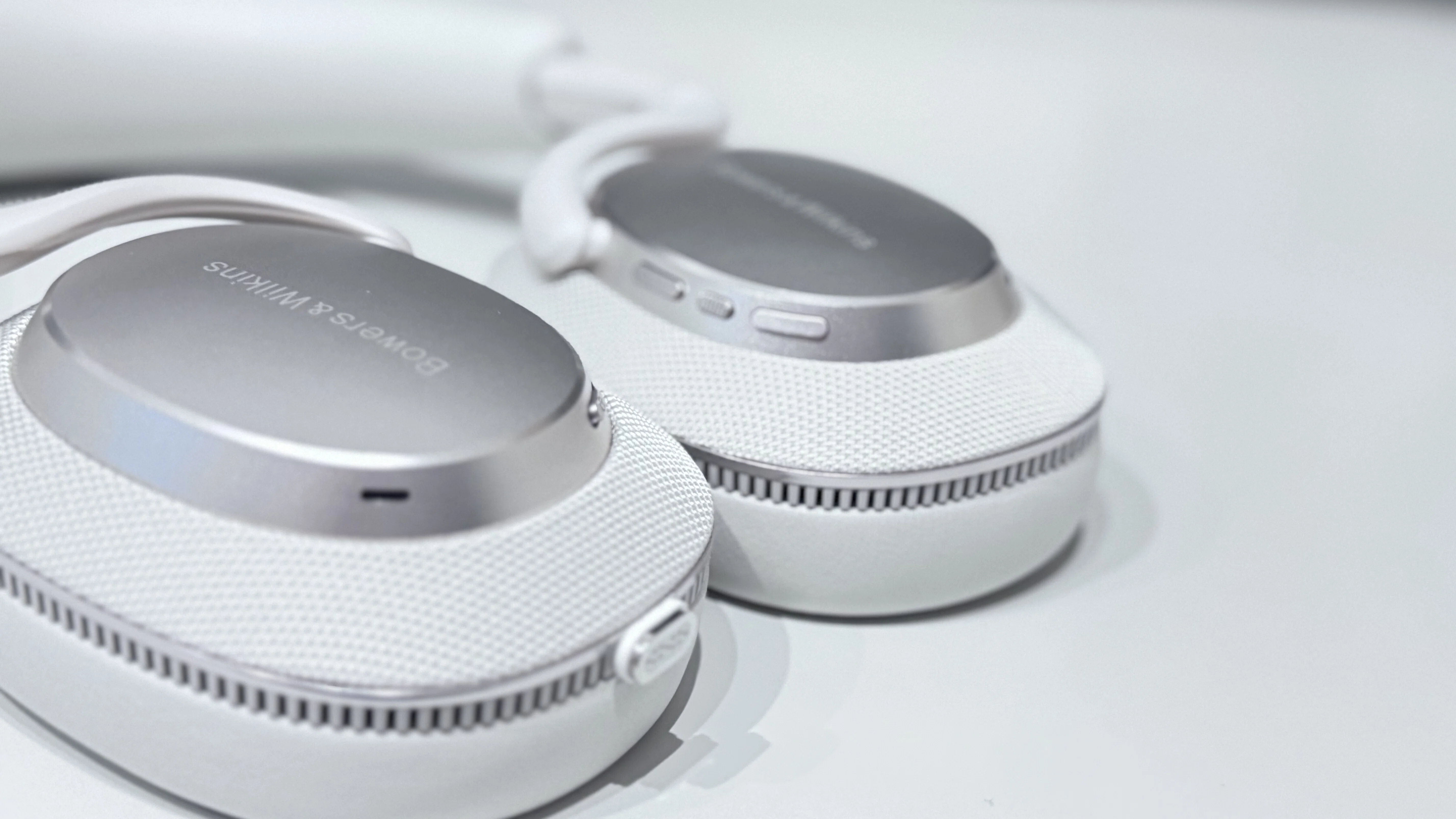 Bowers & Wilkins ヘッドホン　ホワイト ヘッドホンレビュー】WH1000-XM6と比較して結局 B&W Px7S3を購入した話