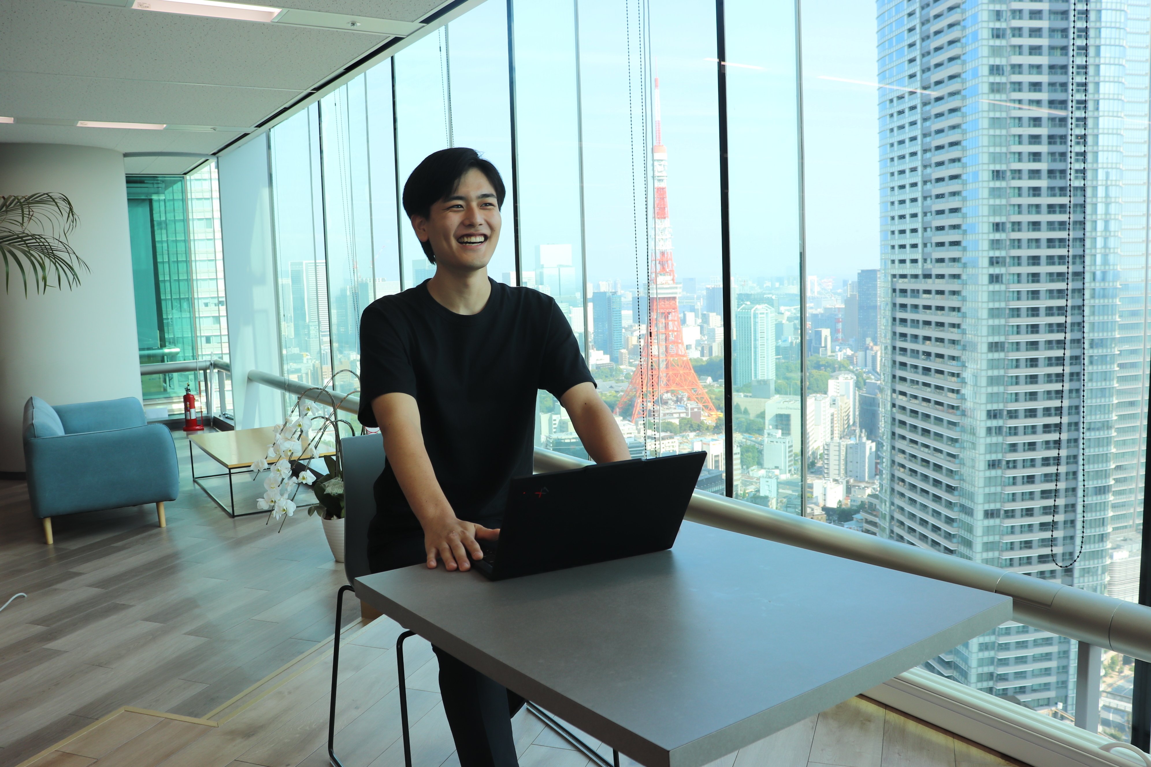 新入社員インタビュー】「厳しく、温かく、成長できる場所」——青木さん