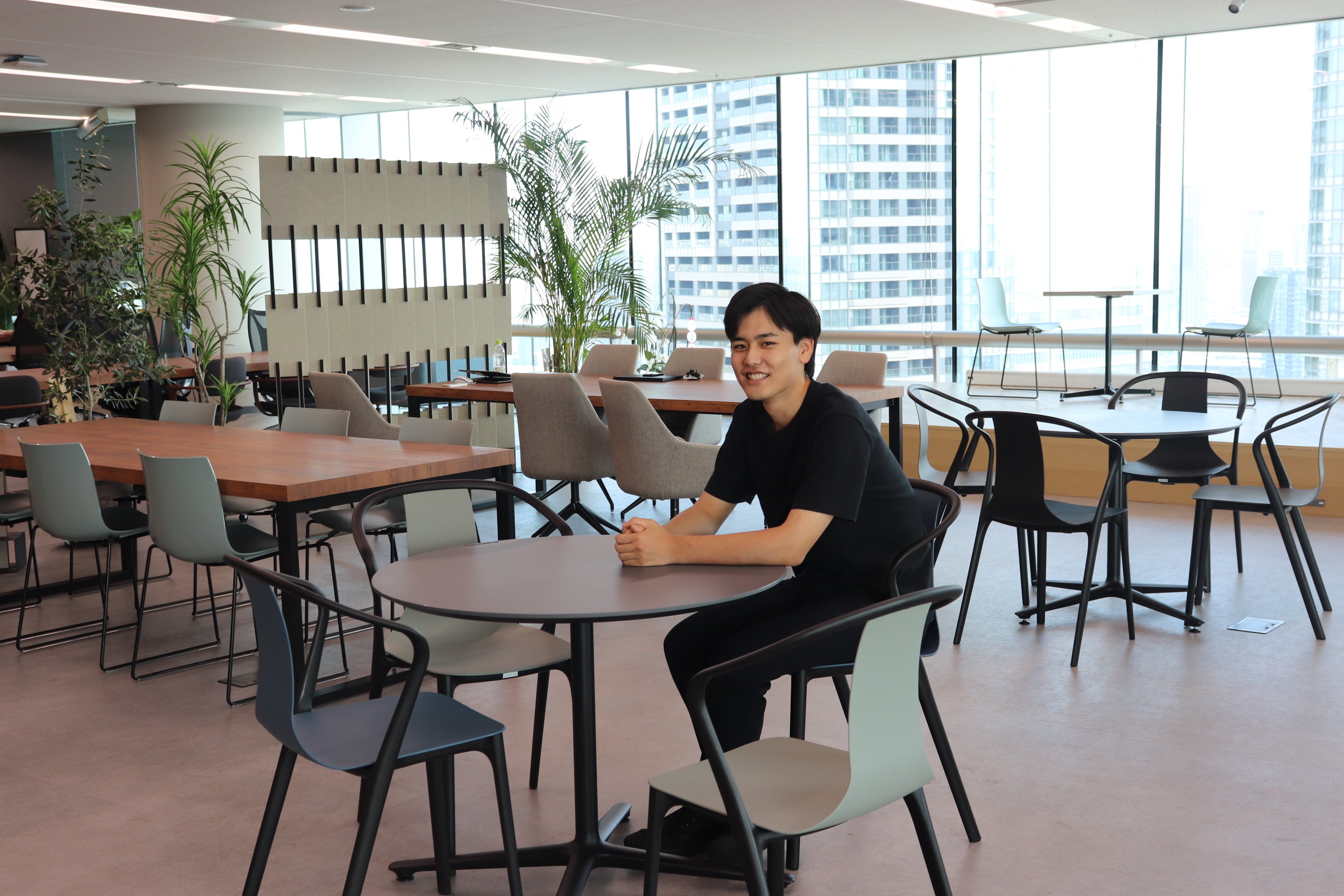 新入社員インタビュー】「厳しく、温かく、成長できる場所」——青木さん