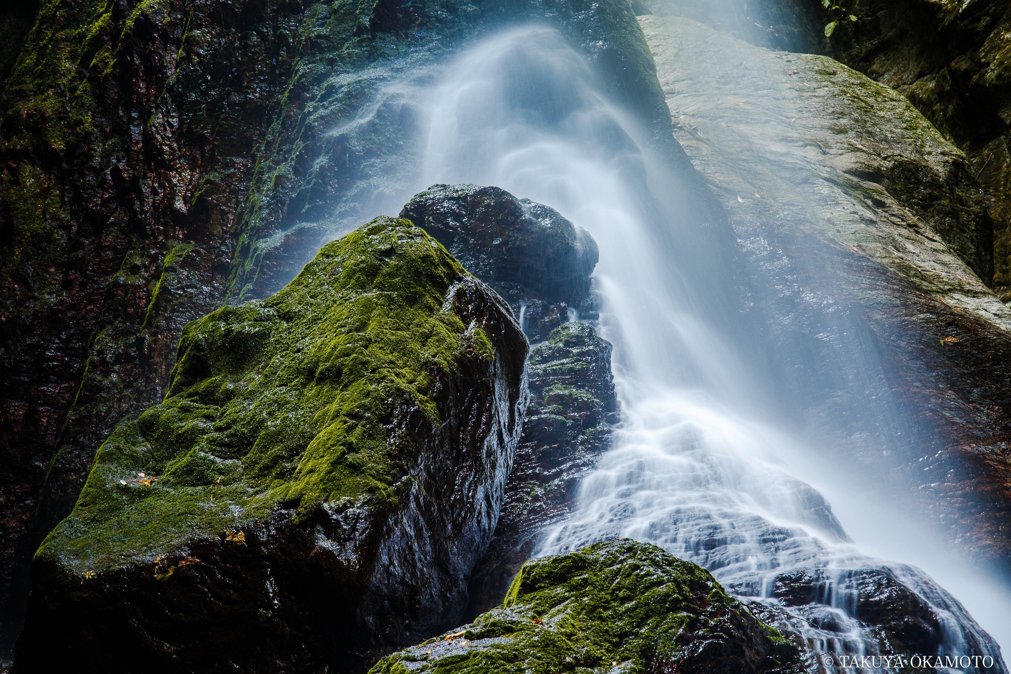 抽象的な自然風景写真 仁淀川町の秘境、雨竜の滝で撮影した「流音」｜岡本卓也｜風景写真家