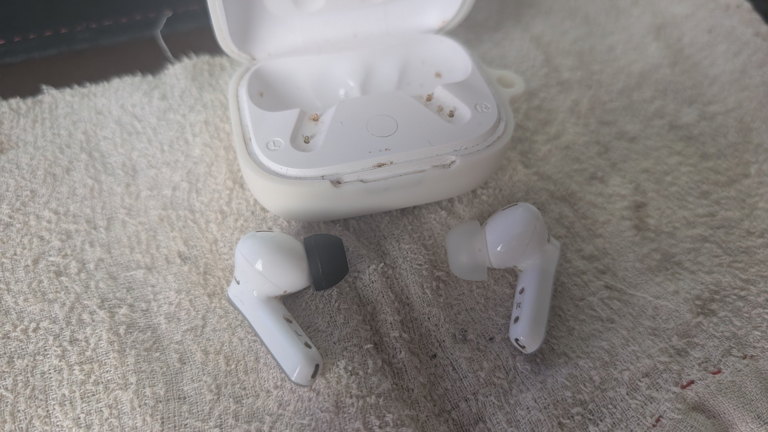 なくしたイヤーピースから生まれた、まさかの「左右判別術」｜migmin