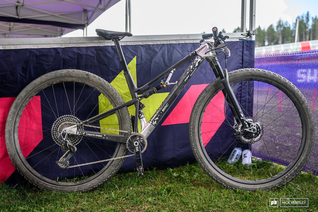 BMC】プロ(178cm)が32erバイクのテストをしている
