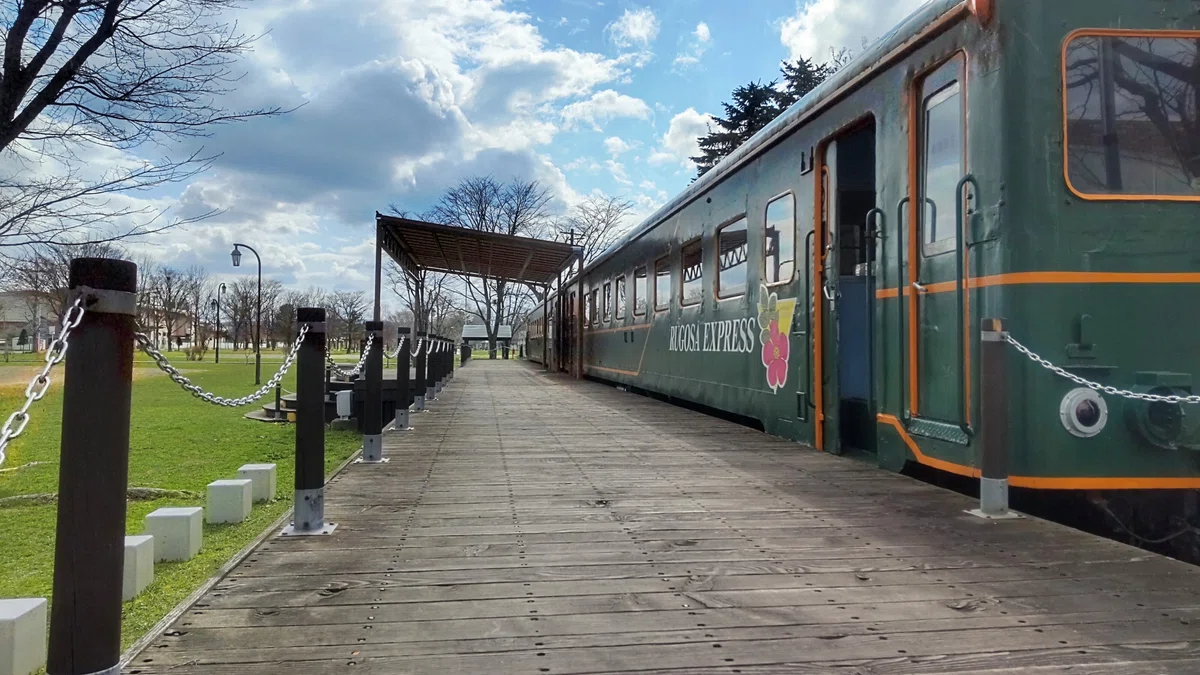 道の駅 おこっぺに展示される列車とホームの写真