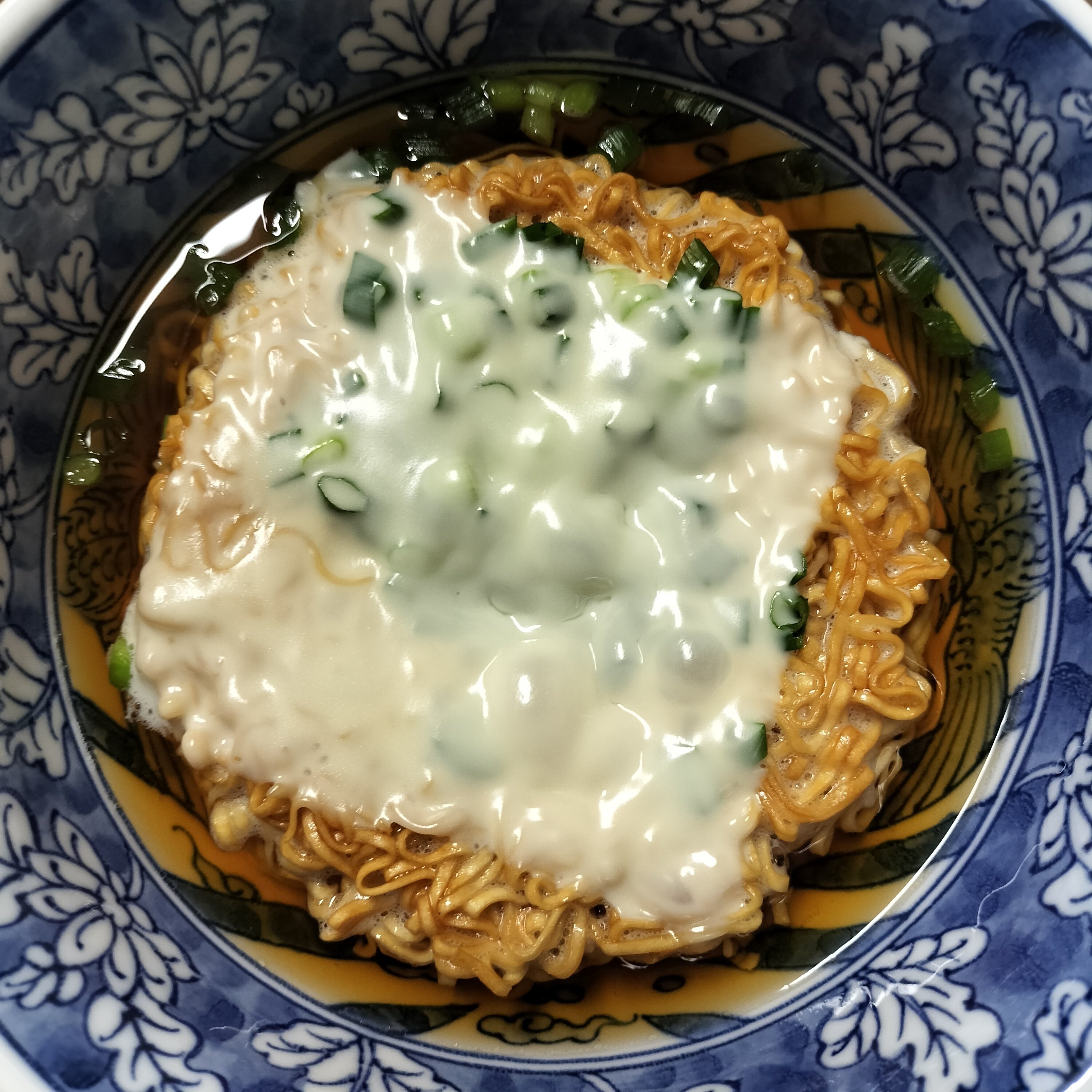 7/10 チキンラーメン うまく撮れたかも😉＋チーズ🧀｜海老さん