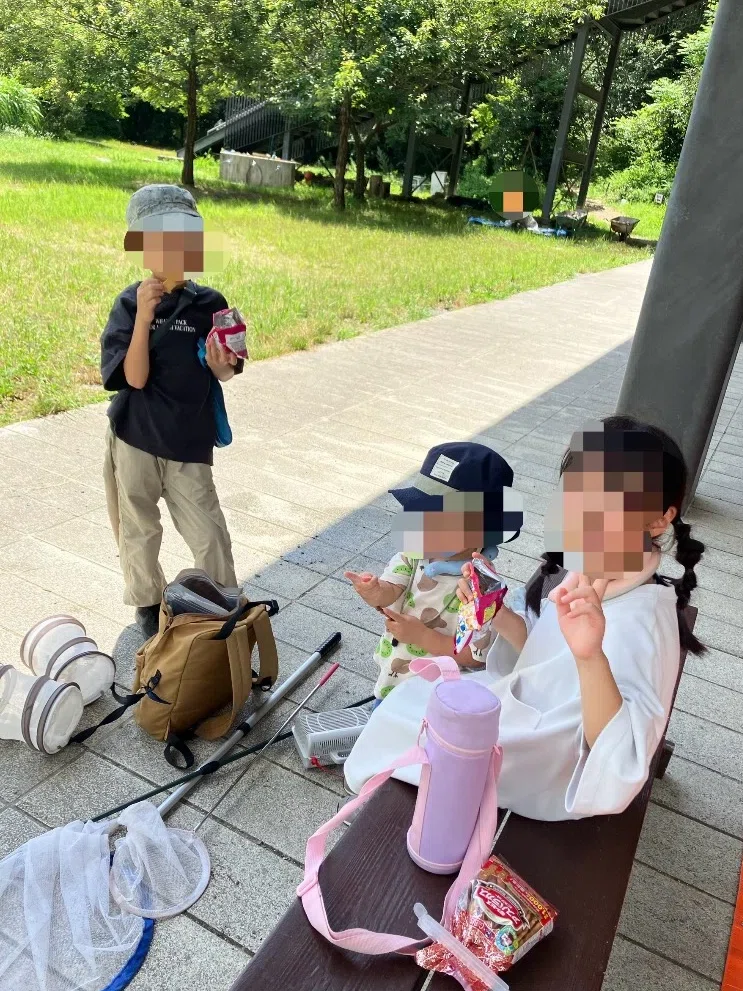 My daughter fell into a rice paddy, oh no! Meanwhile, my eldest and ...