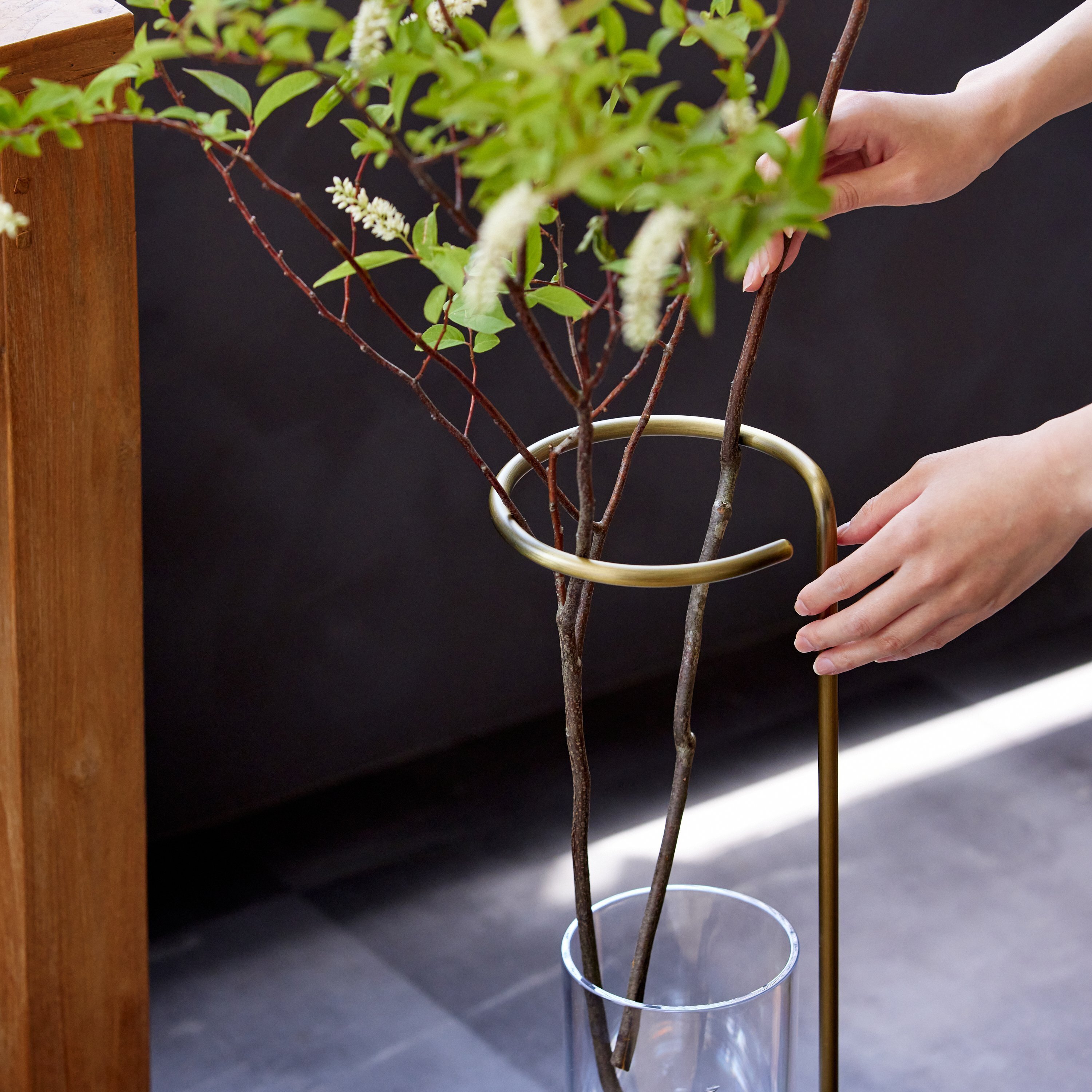 季節のうつろいを日常に。「EDA VASE」が叶える、新しい枝ものの飾り方