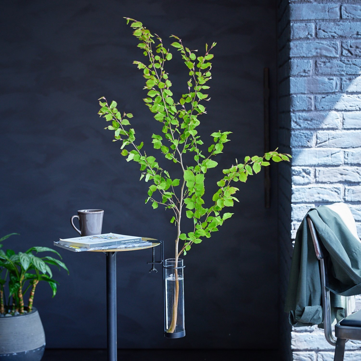 季節のうつろいを日常に。「EDA VASE」が叶える、新しい枝ものの
