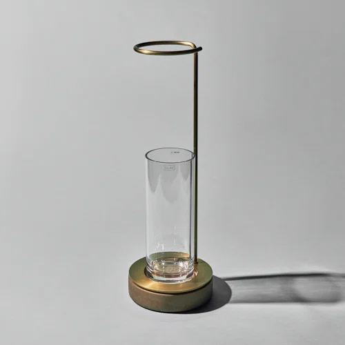 季節のうつろいを日常に。「EDA VASE」が叶える、新しい枝ものの飾り方
