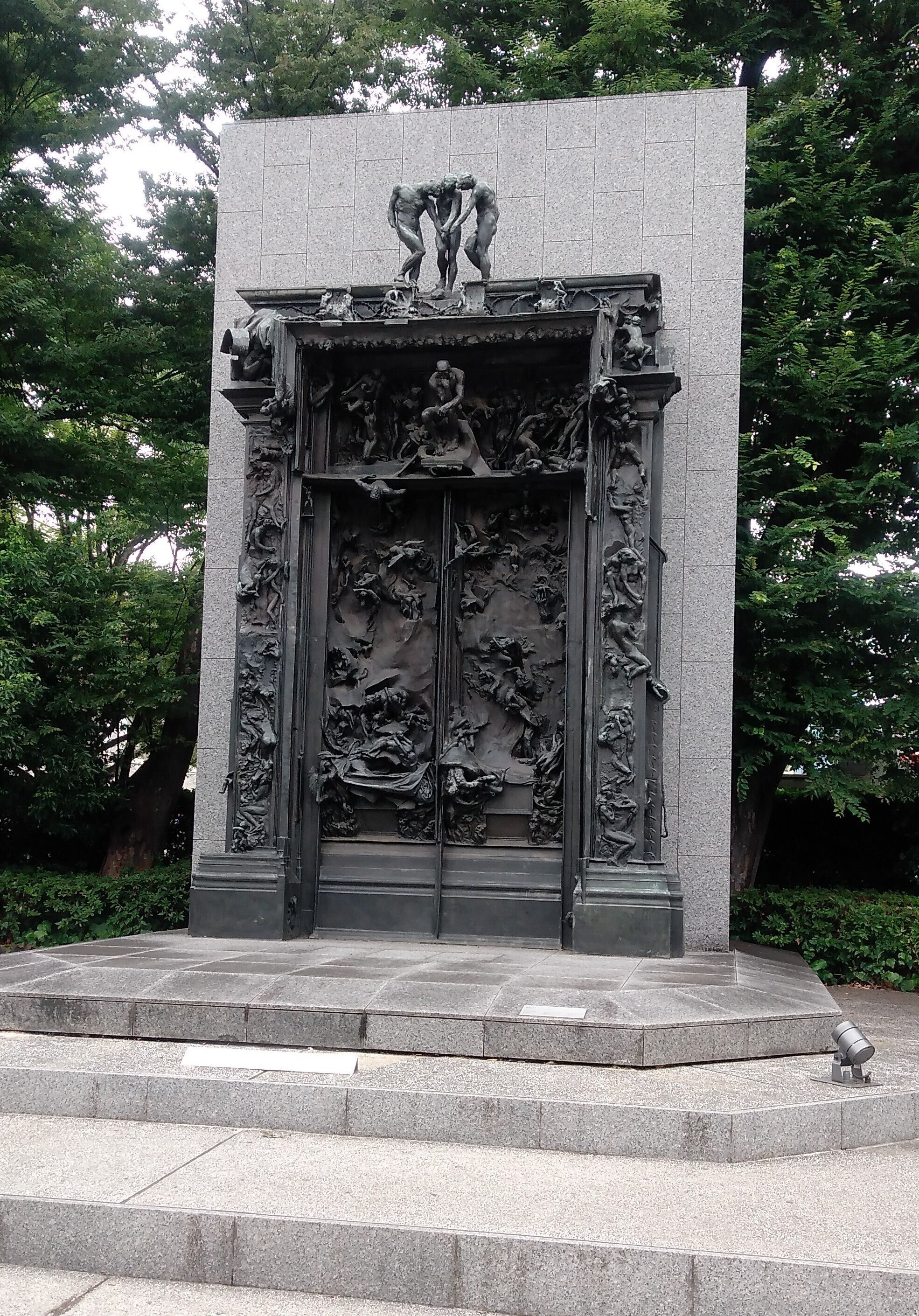 国立西洋美術館の庭園にある彫刻のブロンズ像5体。見逃しやすい秀逸な