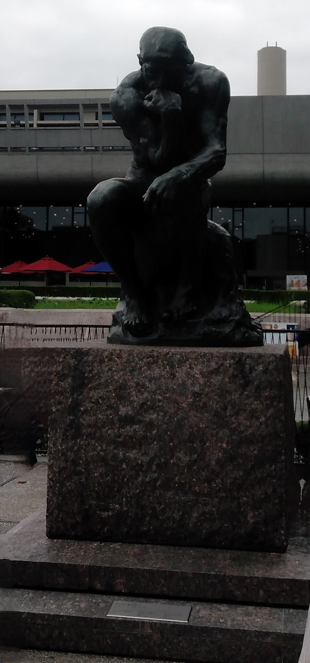 国立西洋美術館の庭園にある彫刻のブロンズ像5体。見逃しやすい