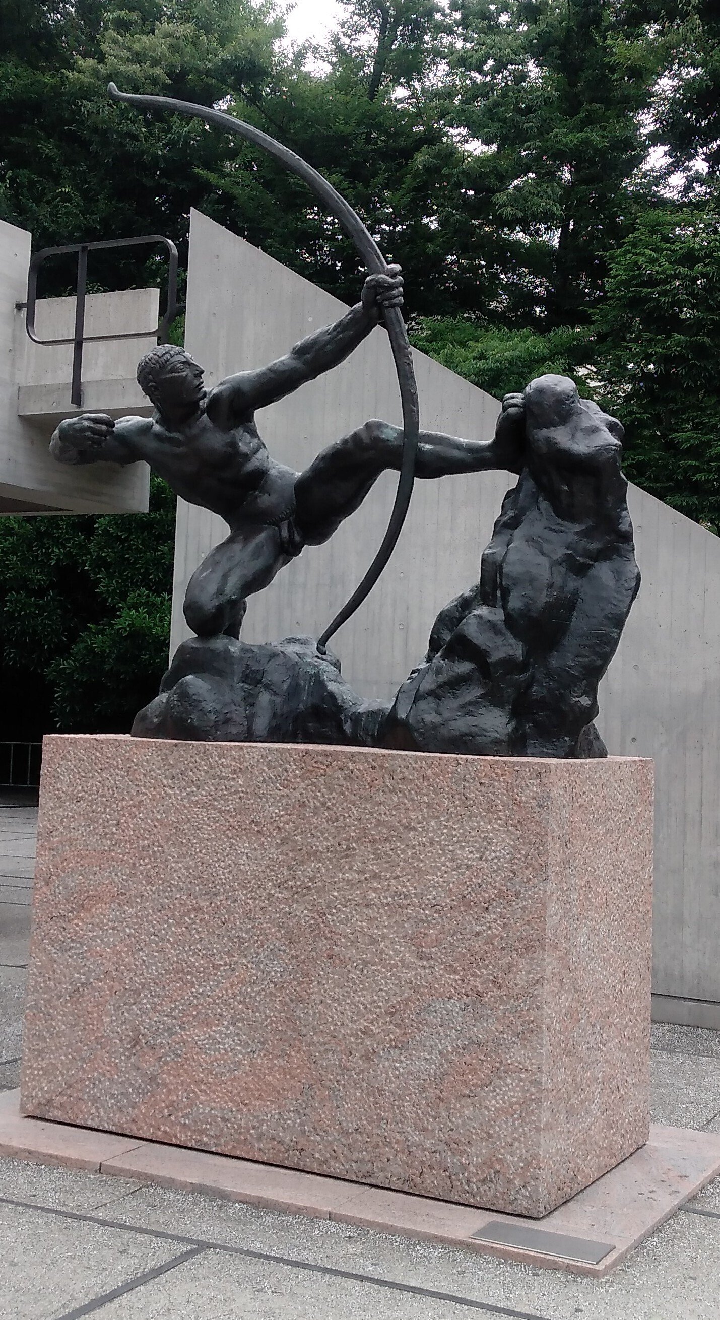 国立西洋美術館の庭園にある彫刻のブロンズ像5体。見逃しやすい