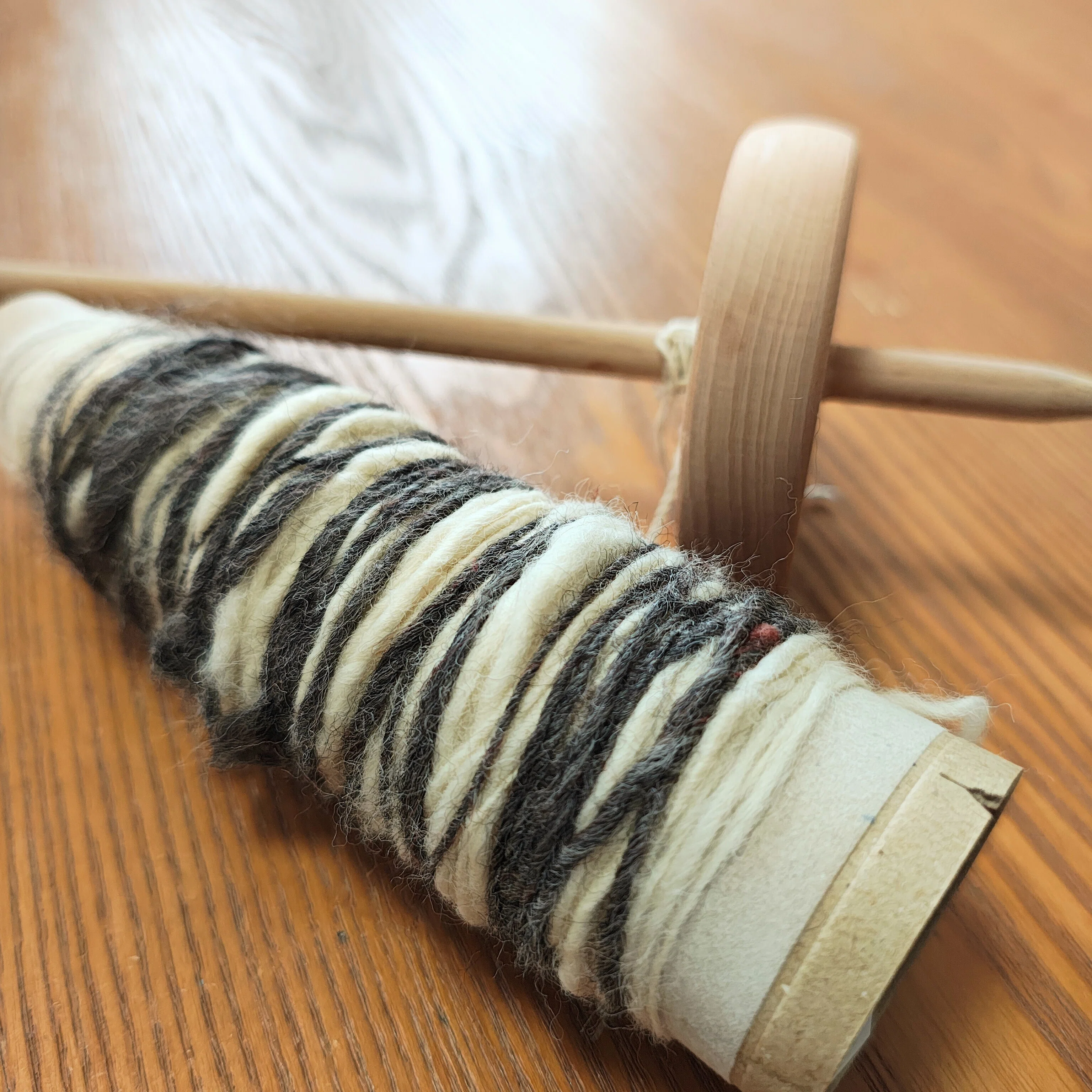 スピンドルで作る手紡ぎ毛糸1｜くろねこwool