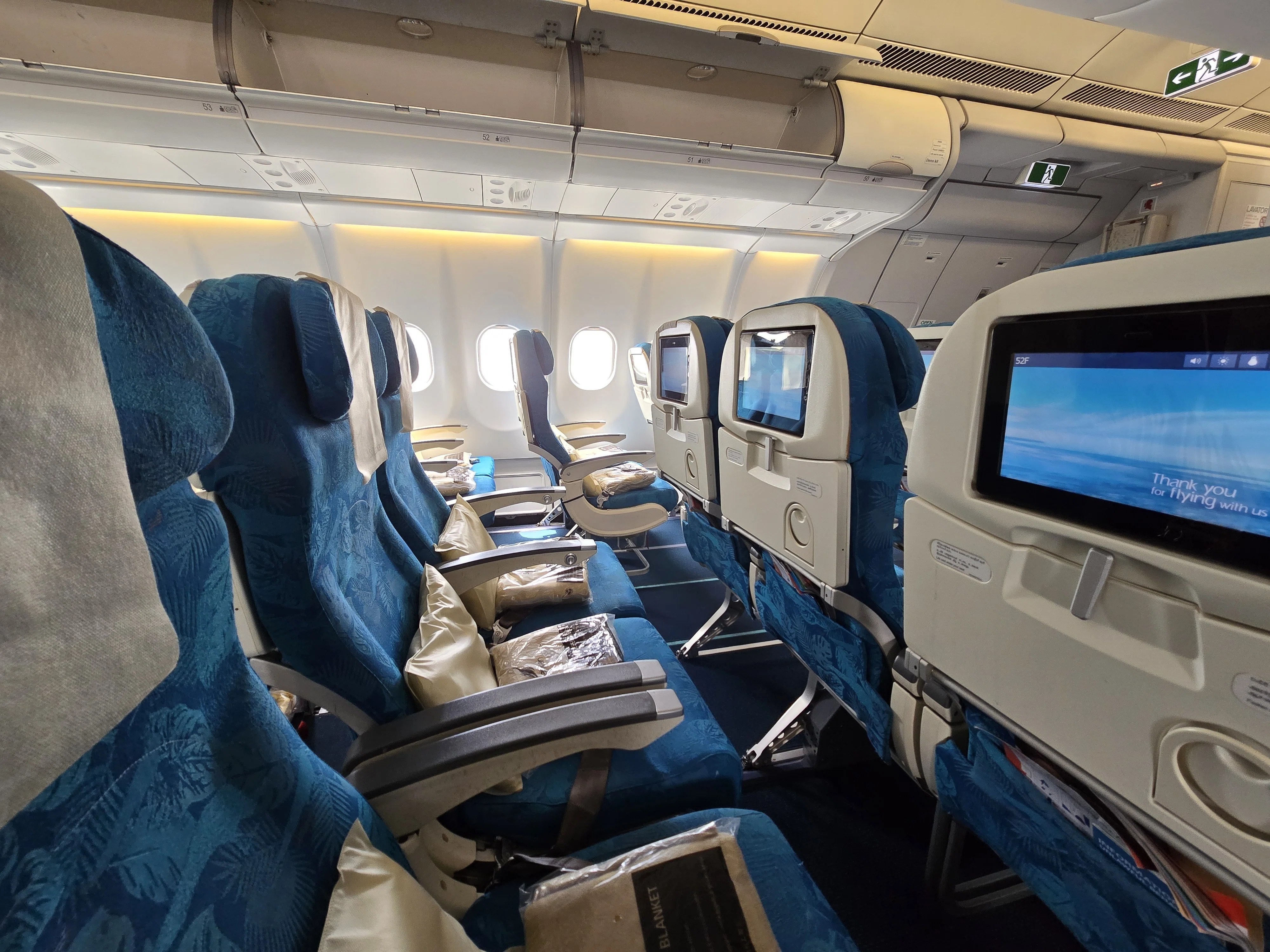 スリランカ航空　ライティングスタンド 初めての海外出張！スリランカ航空搭乗→入国レポ！｜株式会社ダイキ
