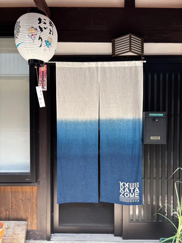 M21-2 新品 郡上本染 暖簾 柳にツバメ 正藍染 郡上おどりと藍染め暖簾｜Takuma Futakami（二上拓真）