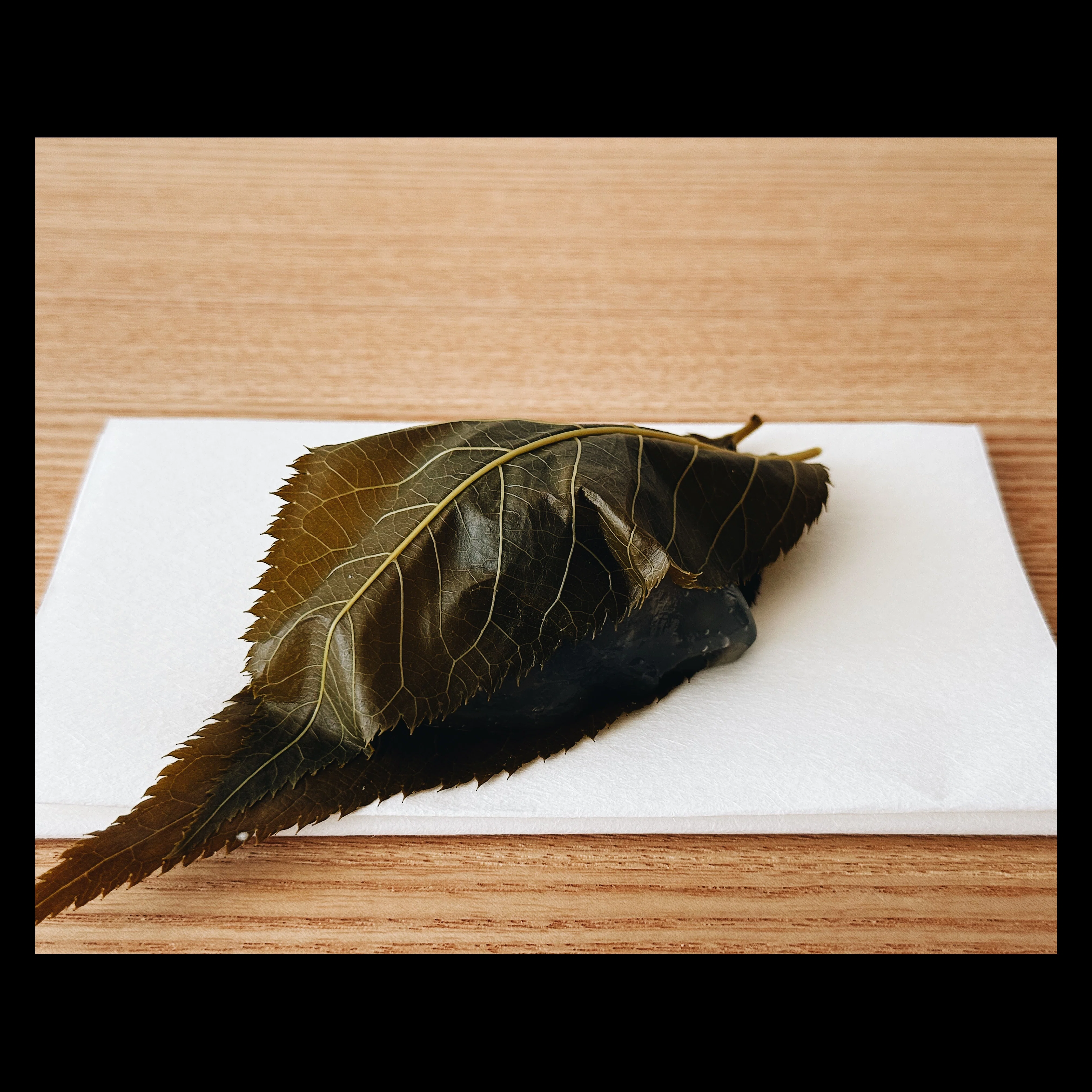 ロイヤルコペンハーゲンの器に抹茶を点てる夏 ― くず桜と過ごす涼やか
