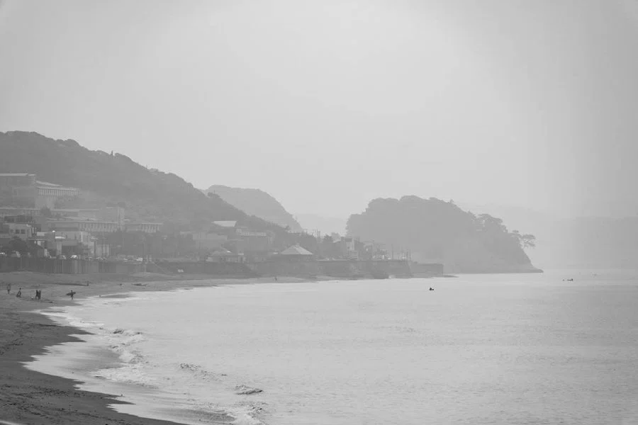 霧の朝 ENOSHIMA EASTSIDE BEACH | X-T5｜borichan | 旅するカメラ
