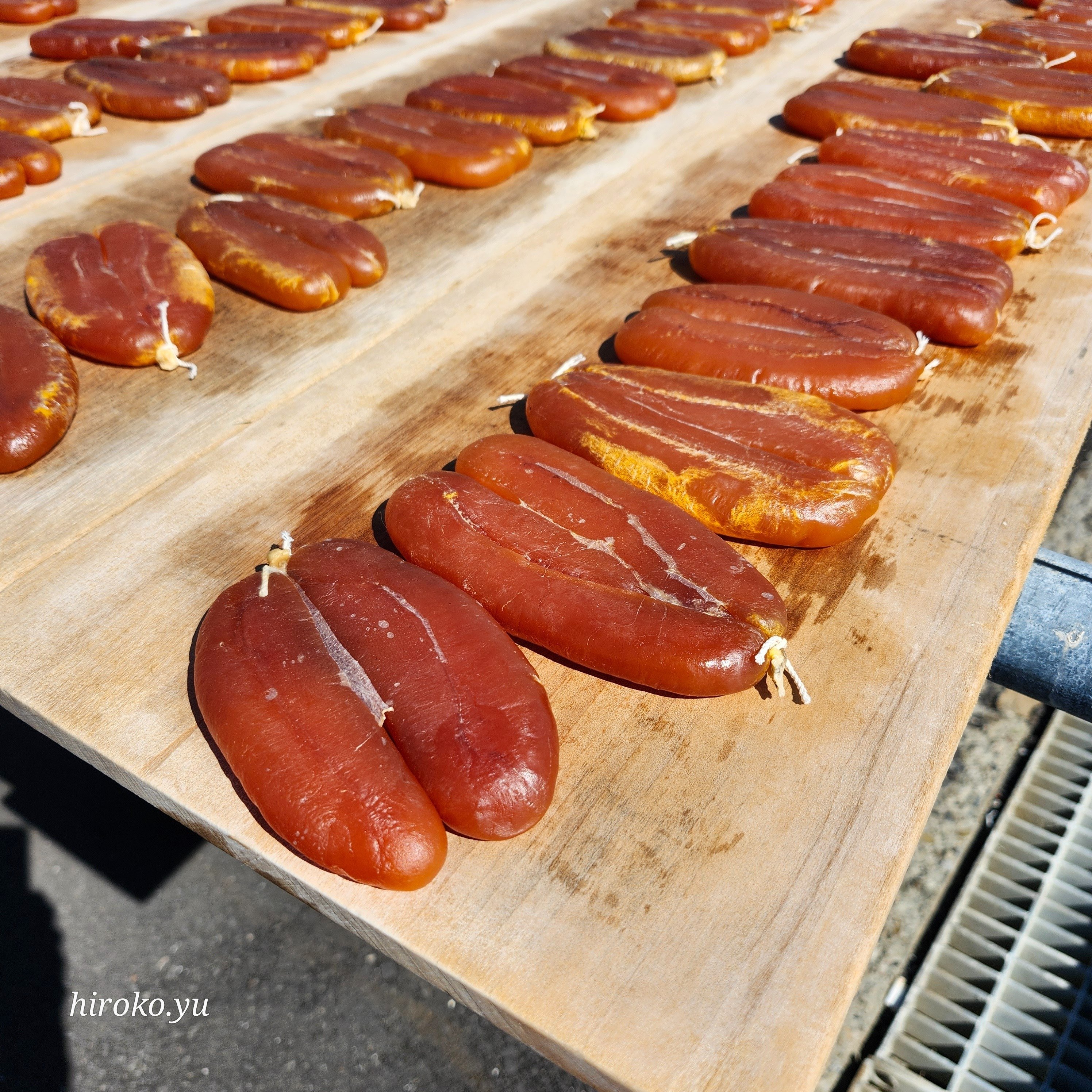 台南グルメ】オレンジ色に輝く台湾最大産地のカラスミ天日干し風景と