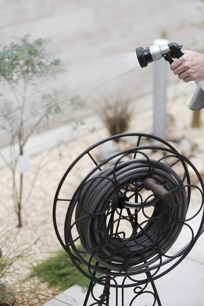 画像ホースリール〈メリー〉で水をかけている様子