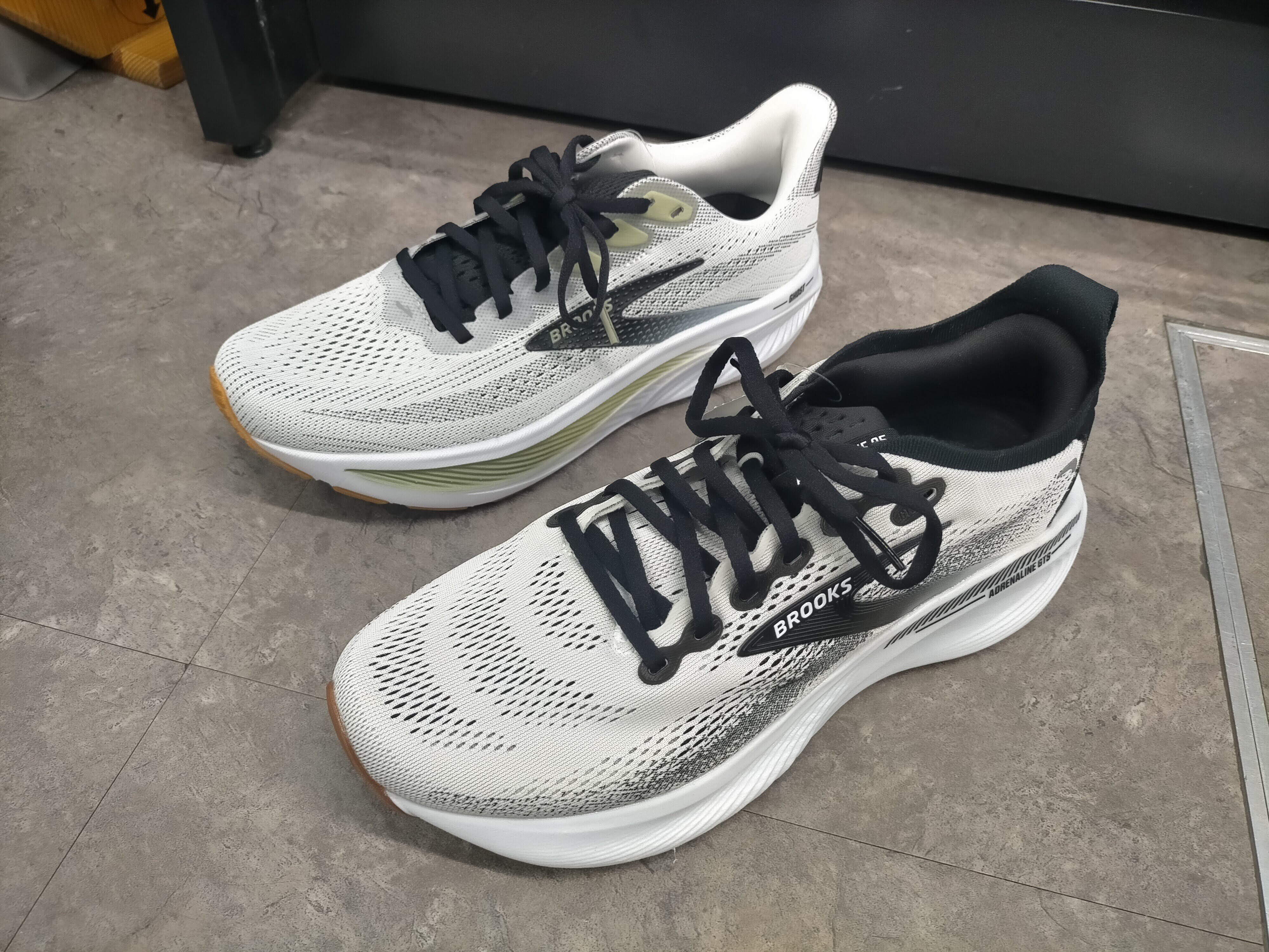 ブルックスゴースト17 ＆アドレナリンGTS25 試着 比較レビュー（他