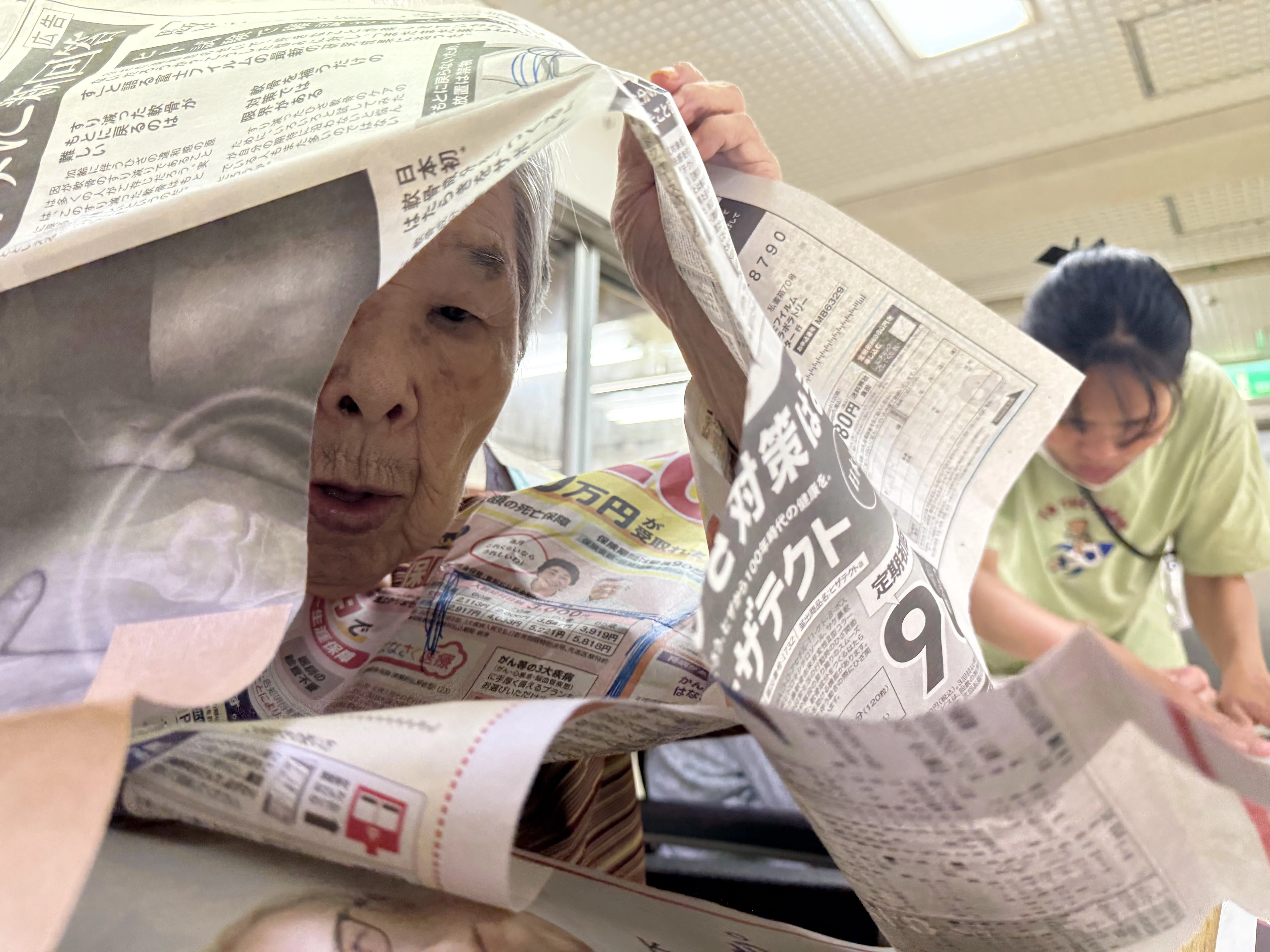 新聞紙を着て脱いでゲーム👏｜特別養護老人ホーム浄風園＆江古田ケア