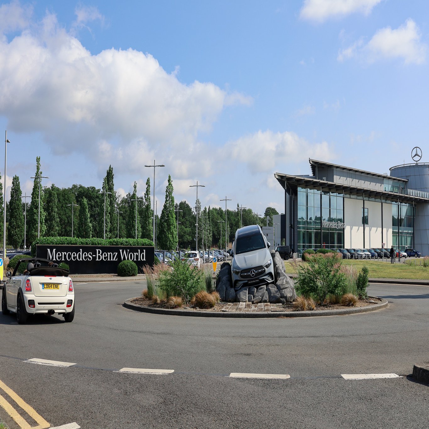 車がテーマのイギリス・ドイツ旅(2) クラシックカーにベンツ…車尽くしの一日｜opensky