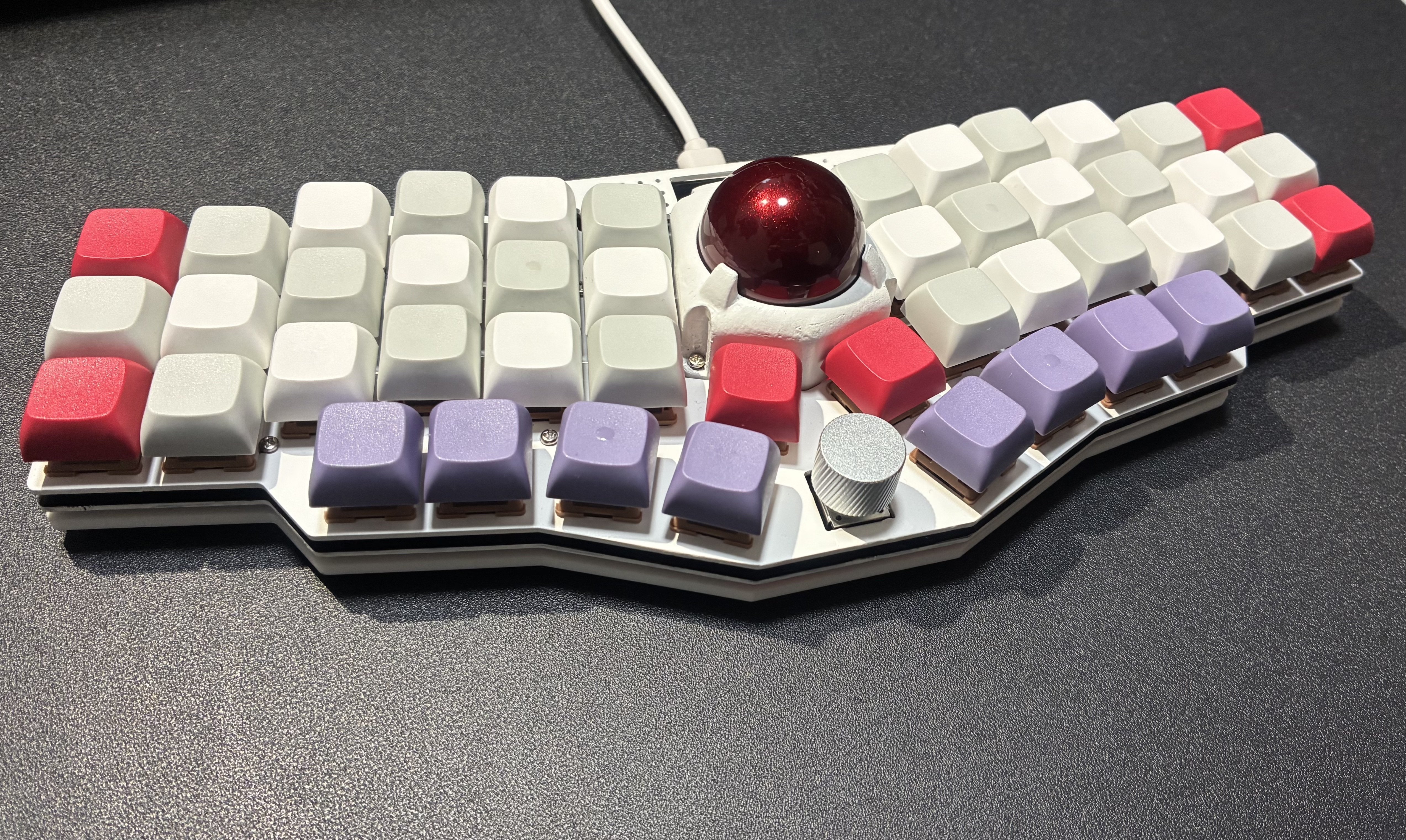cocot46plus完成品、スイッチ、キャップ、ボール付き トラックボール搭載自作キーボード cocot46plusを組み立てた
