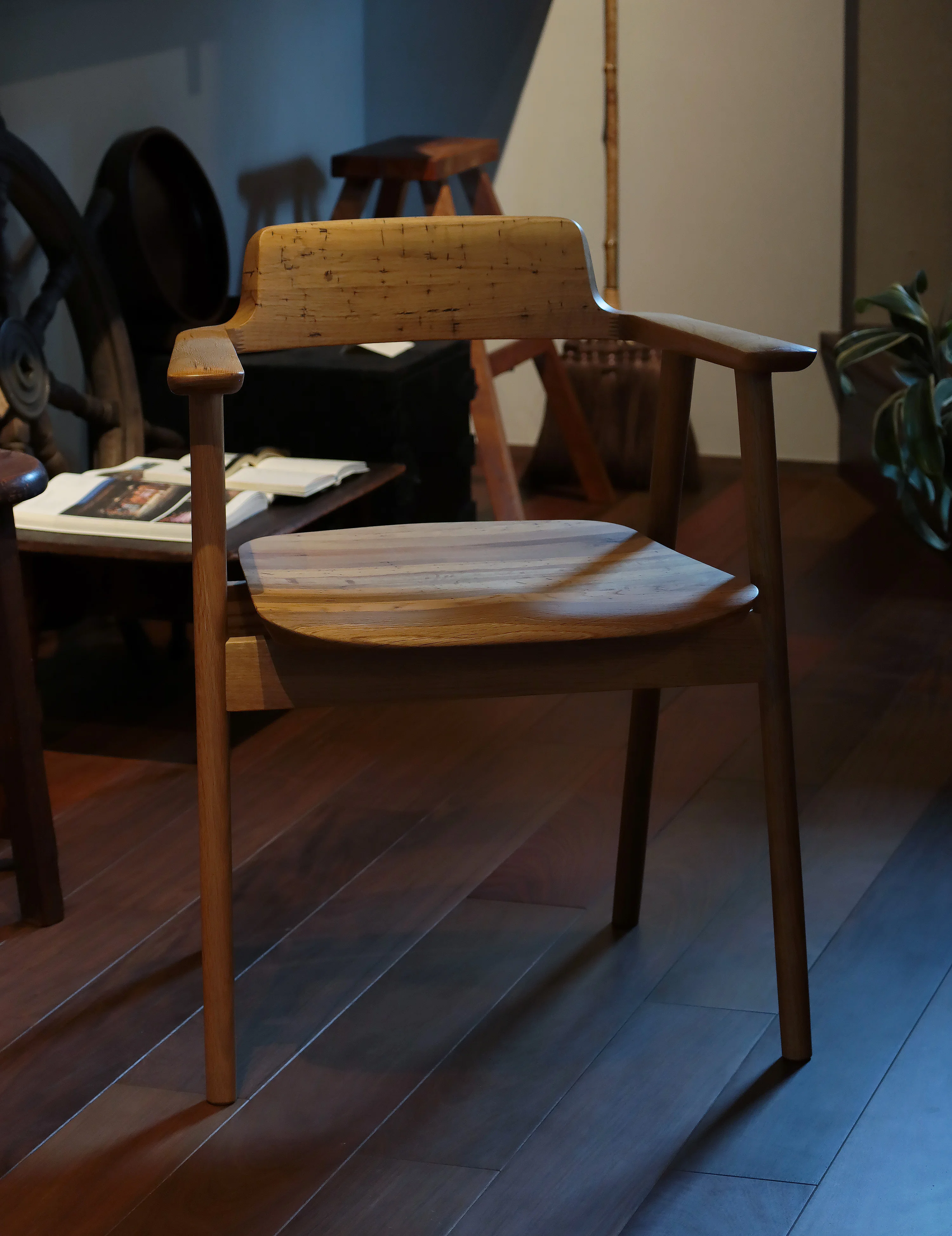 ナラ枯れした里山の再生に繋げる椅子 - SHIGA CHAIR -｜草々 Life&Crafts