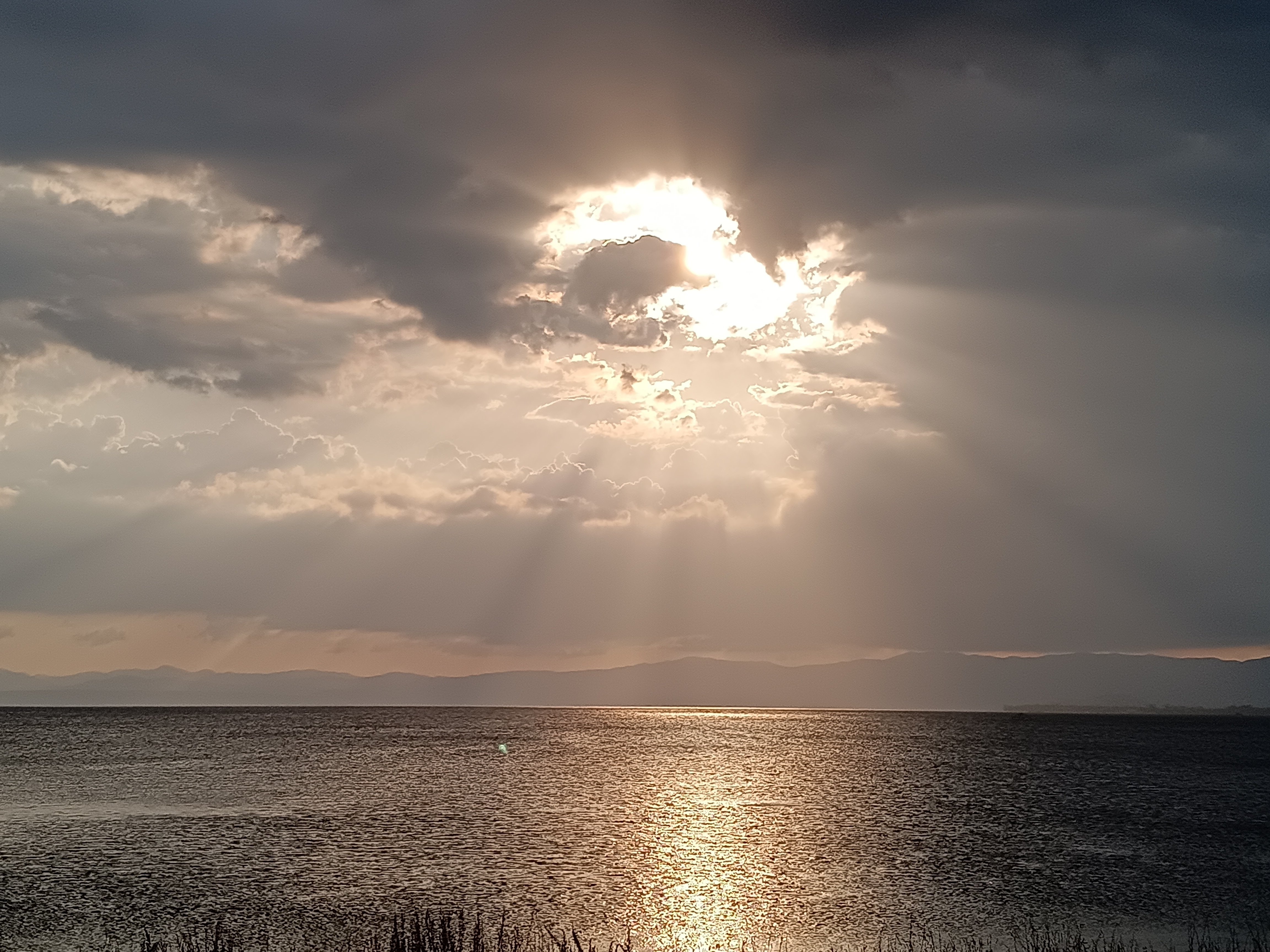 琵琶湖に架かる天使の梯子 今日も良い一日でした 明日も素敵な日