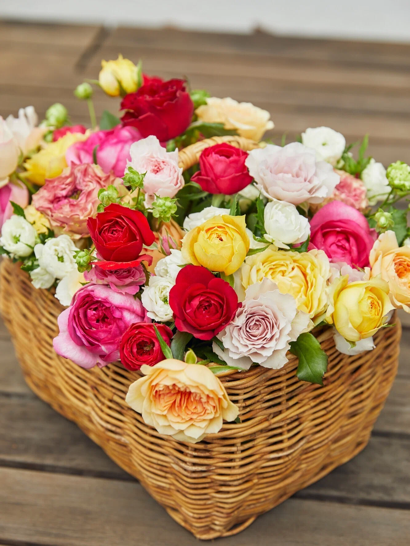 旬の花を美しく飾るには？｜バラの魅力とスタイリング5選｜FLOWER