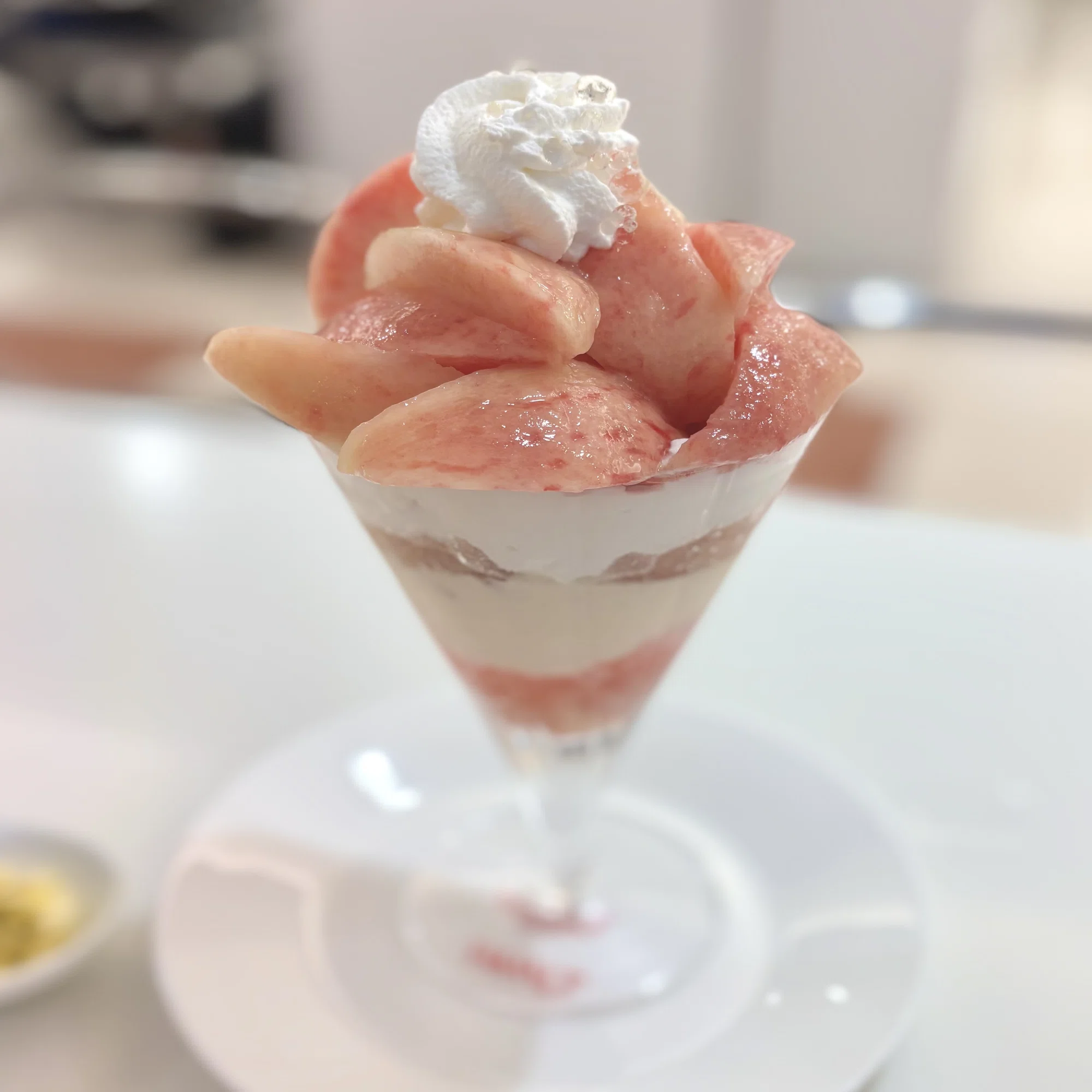 夏は、桃パフェ。｜くまのマフィン