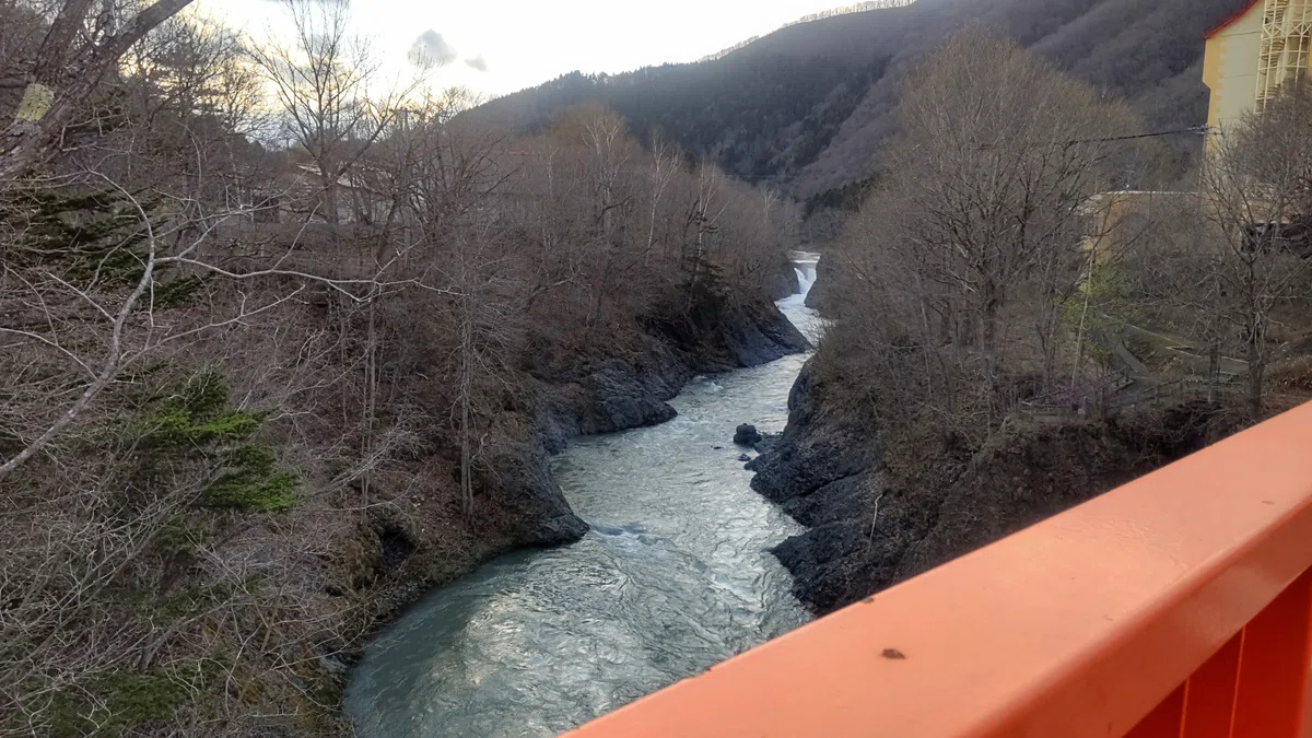 滝上町 渓谷橋から錦仙峡を見下ろした写真