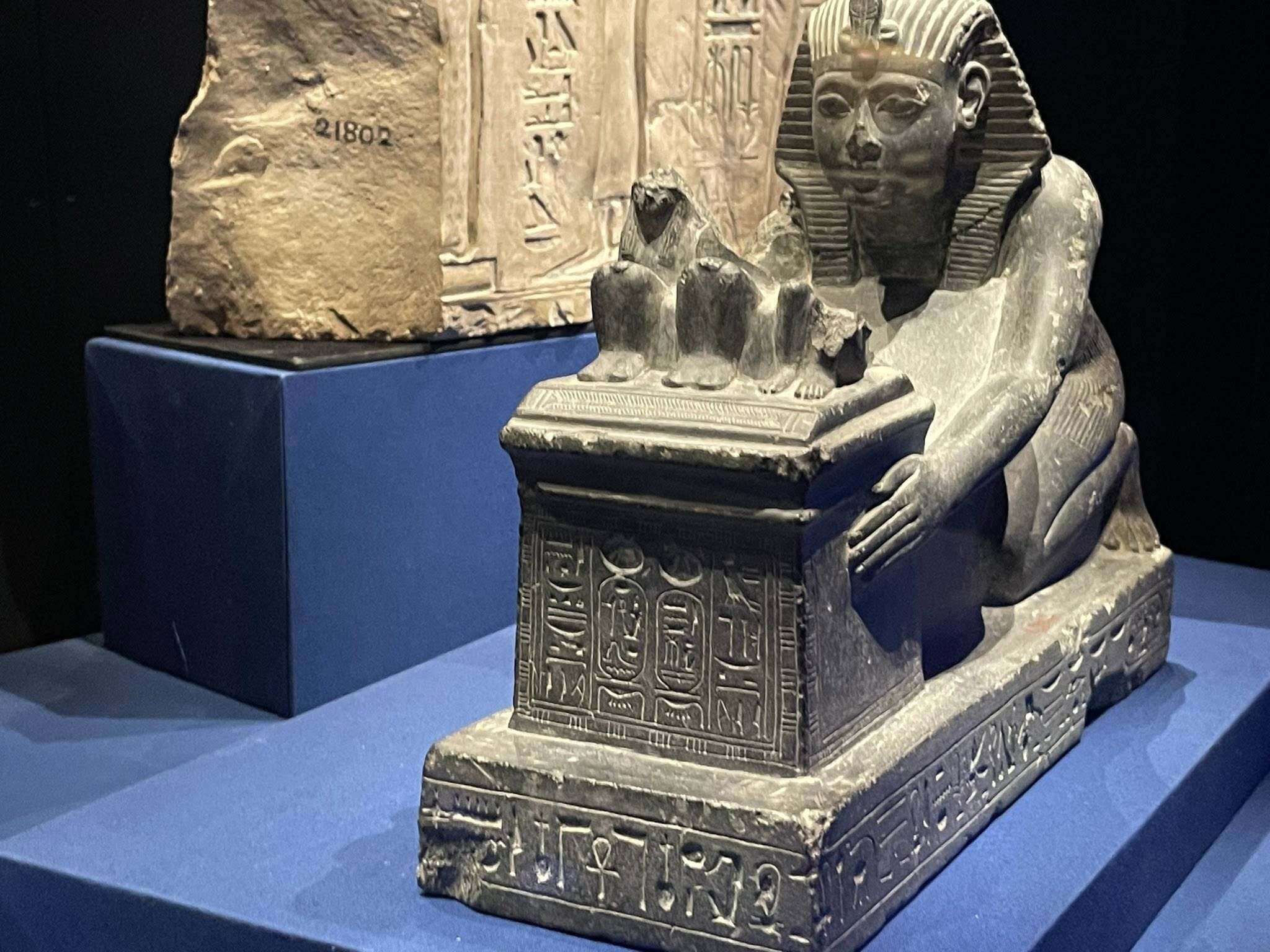 彫像ラムセス2世胸像 書棚 リビングテーブル 装飾品 現代工芸品 美術品 置物 彫像ラムセス2世胸像 書棚 リビングテーブル 装飾品 現代工芸品