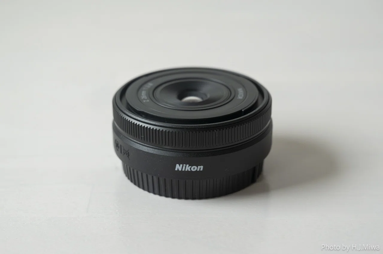 ニコン Zfc”にぴったりな純正レンズはこれ！ “NIKKOR Z 26mm f/2.8” の