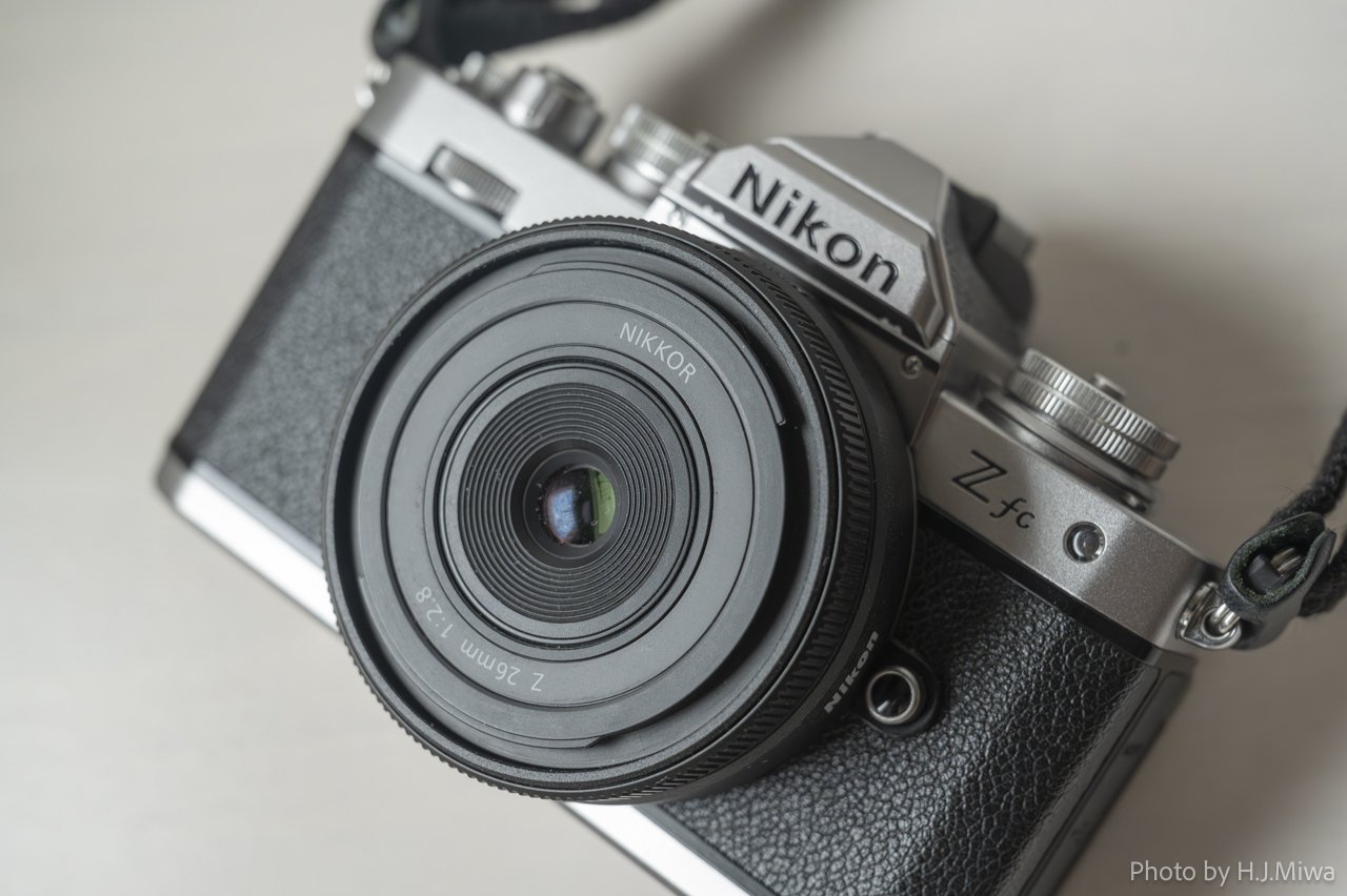 ニコン Zfc”にぴったりな純正レンズはこれ！ “NIKKOR Z 26mm f/2.8” の