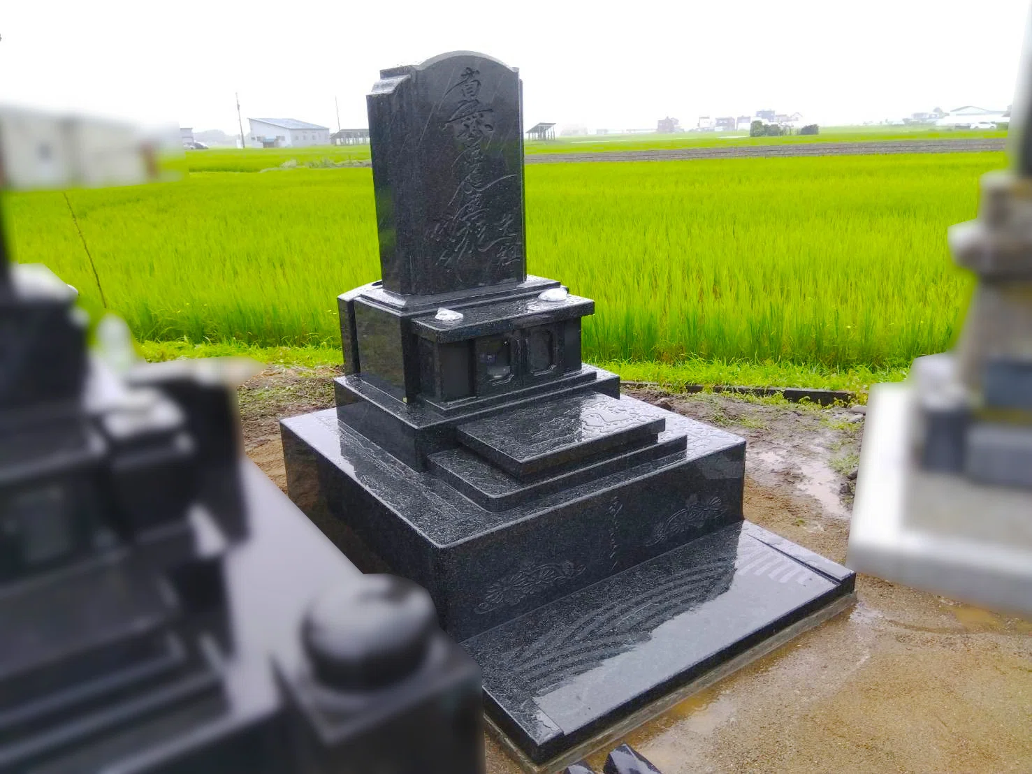 ありがとう」と「菊」を刻み、想いを形にしたM10和洋型墓石。黒石市