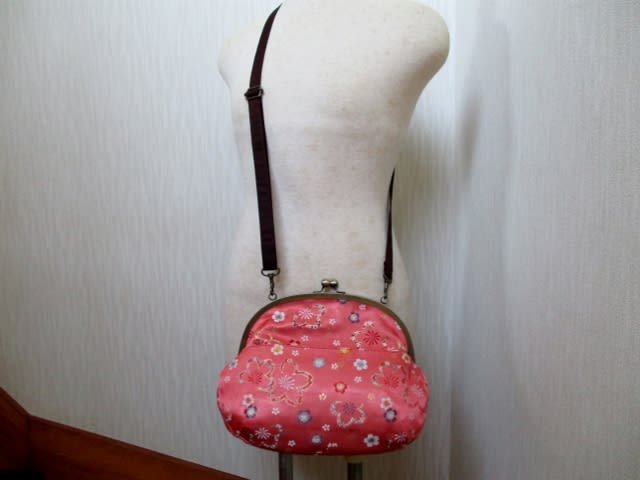 紅花染め古布　がま口　バックショルダーバック刺し子赤ピンク他　紅花 楽天市場】刺繍がま口 バッグ単品「赤色 毬」振袖バッグ