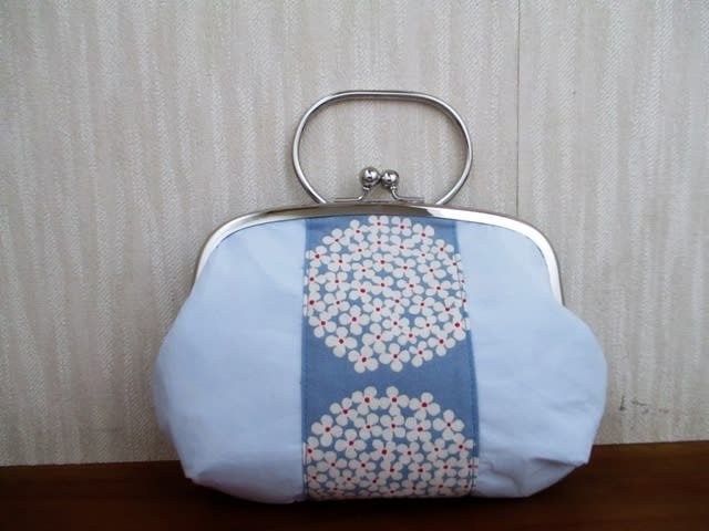 紫陽花・ブルー 16.6cmくし型がま口ポーチ｜七色虹巻